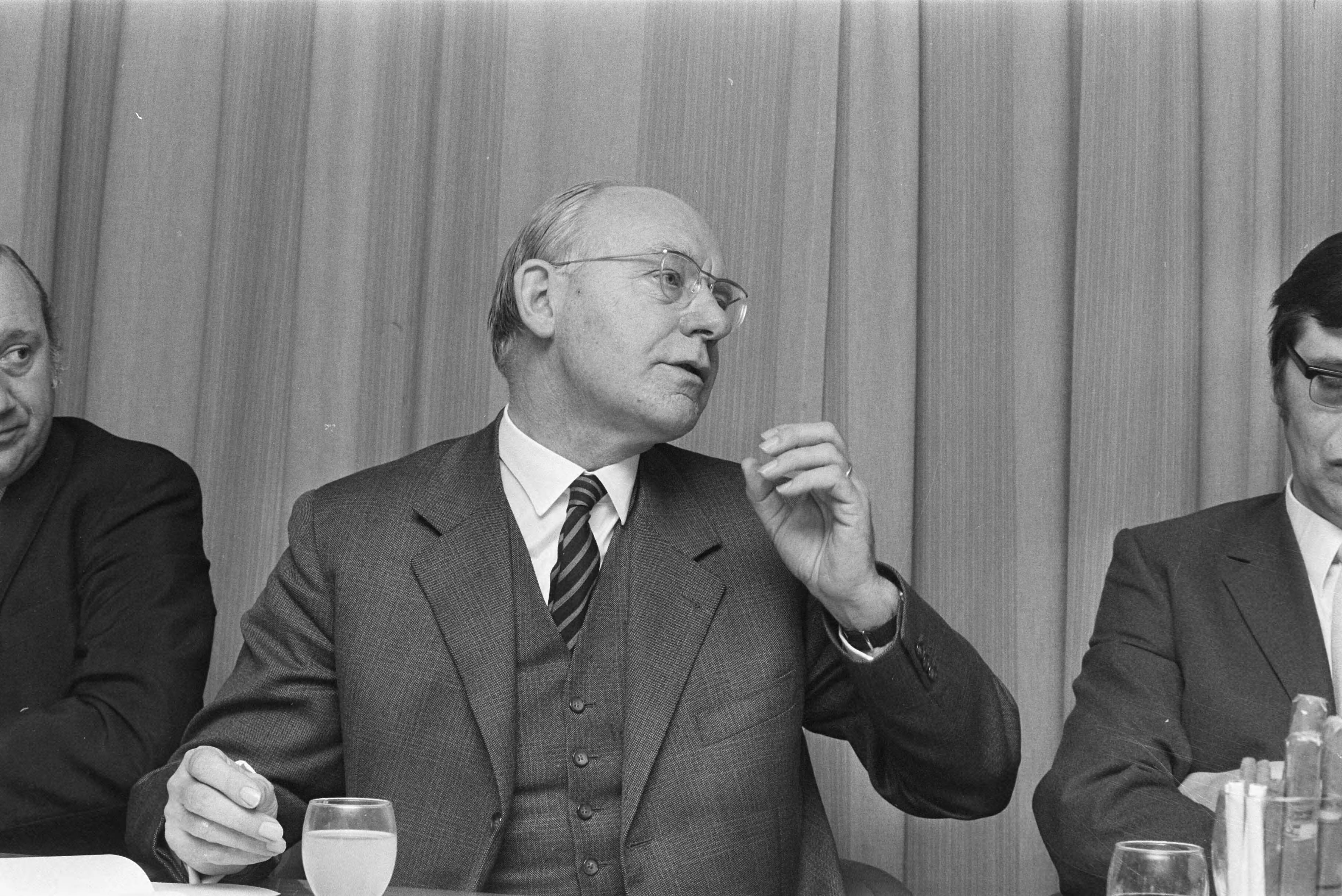 Fotocollectie Anefo — Gemeenschappelijk ontwerpregeringsprogramma PvdA, D66, PPR; toelichting in Nieuwspoort, Den Haag — Foto: Evers, Joost / Anefo. Licentie: Set B: Rechtenvrij / Publiek Domein. Bron: Nationaal Archief. http://hdl.handle.net/10648/abb4f4fc-d0b4-102d-bcf8-003048976d84