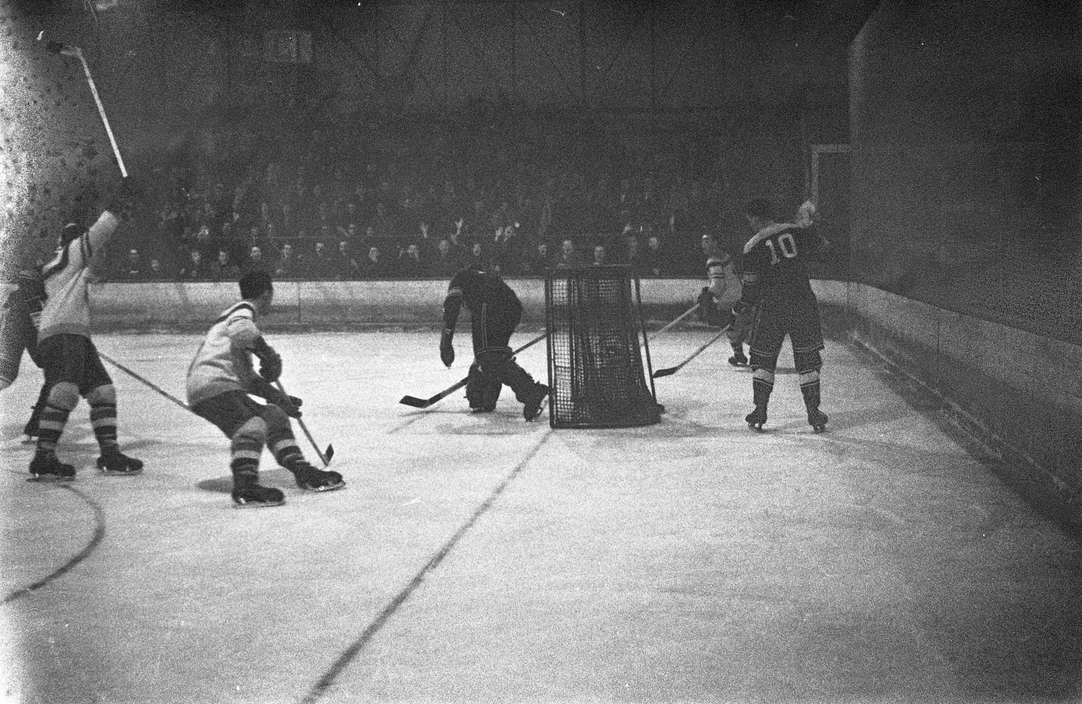 Fotocollectie Anefo — IJshockey. HIJS HOKIJK (HHIJC) Den Haag tegen een Canadees legerteam "Eagles" uit Frankrijk in Den Haag (8-8). Spelmoment voor het doel van de "Eagles" — Foto: Pot, Harry / Anefo. Licentie: Set B: Rechtenvrij / Publiek Domein. Bron: Nationaal Archief. http://hdl.handle.net/10648/a9c60cf8-d0b4-102d-bcf8-003048976d84