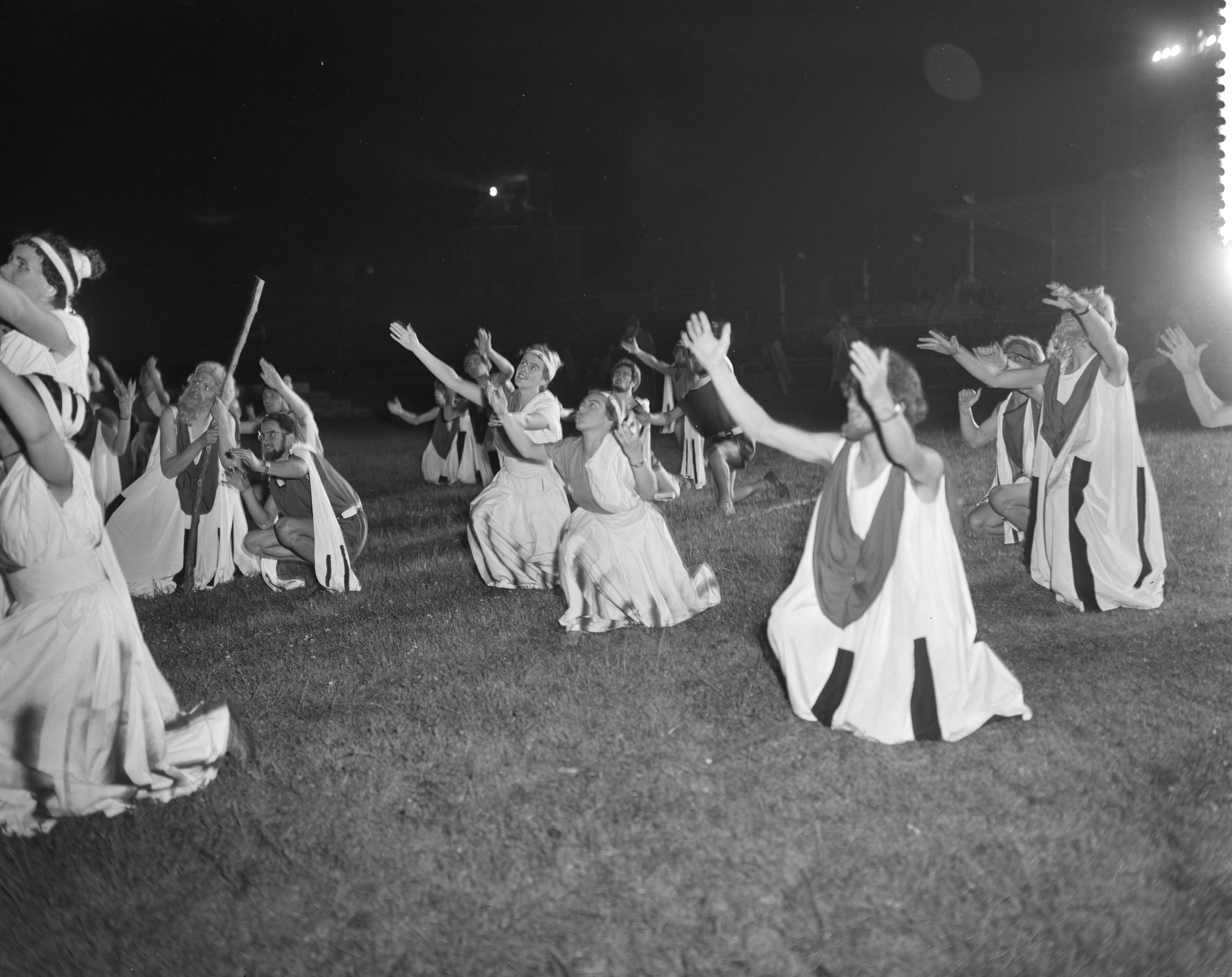 Lustrum USC Utrecht (1956) — Generale repetitie het lustrumspel "Xerxes" van het USC — Foto: Bilsen, Joop van / Anefo. Licentie: Set B: Rechtenvrij / Publiek Domein. Bron: Nationaal Archief. http://hdl.handle.net/10648/a94b0756-d0b4-102d-bcf8-003048976d84