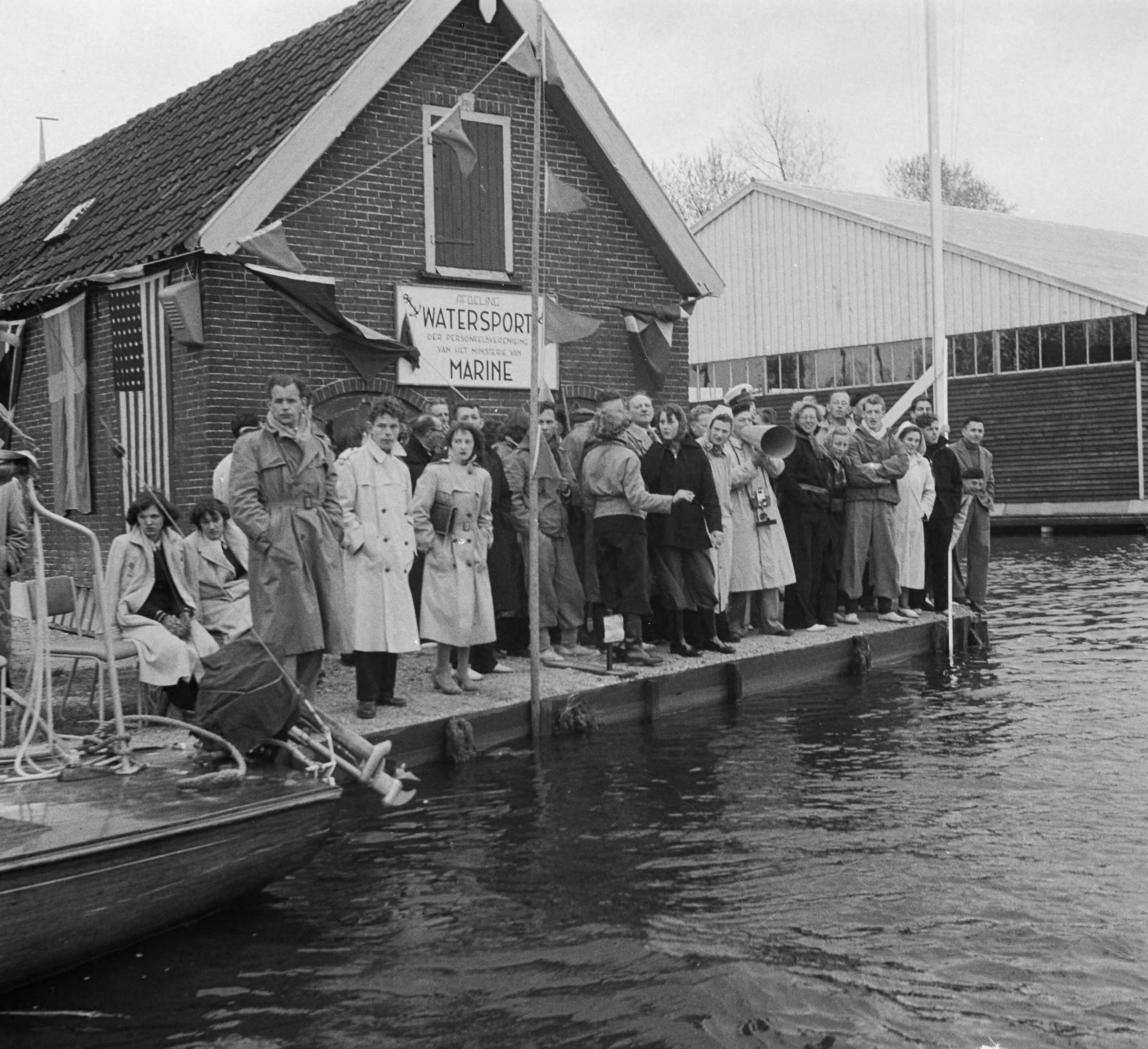 Opening centrum afdeling Watersport van de Personeelsvereniging van het ministerie van Marine te Woubrugge — Foto: Vogel, Carel L. de / Anefo. — Licentie: Set B: Rechtenvrij / Publiek Domein. Bron: Nationaal Archief. http://hdl.handle.net/10648/a8ea1edc-d0b4-102d-bcf8-003048976d84