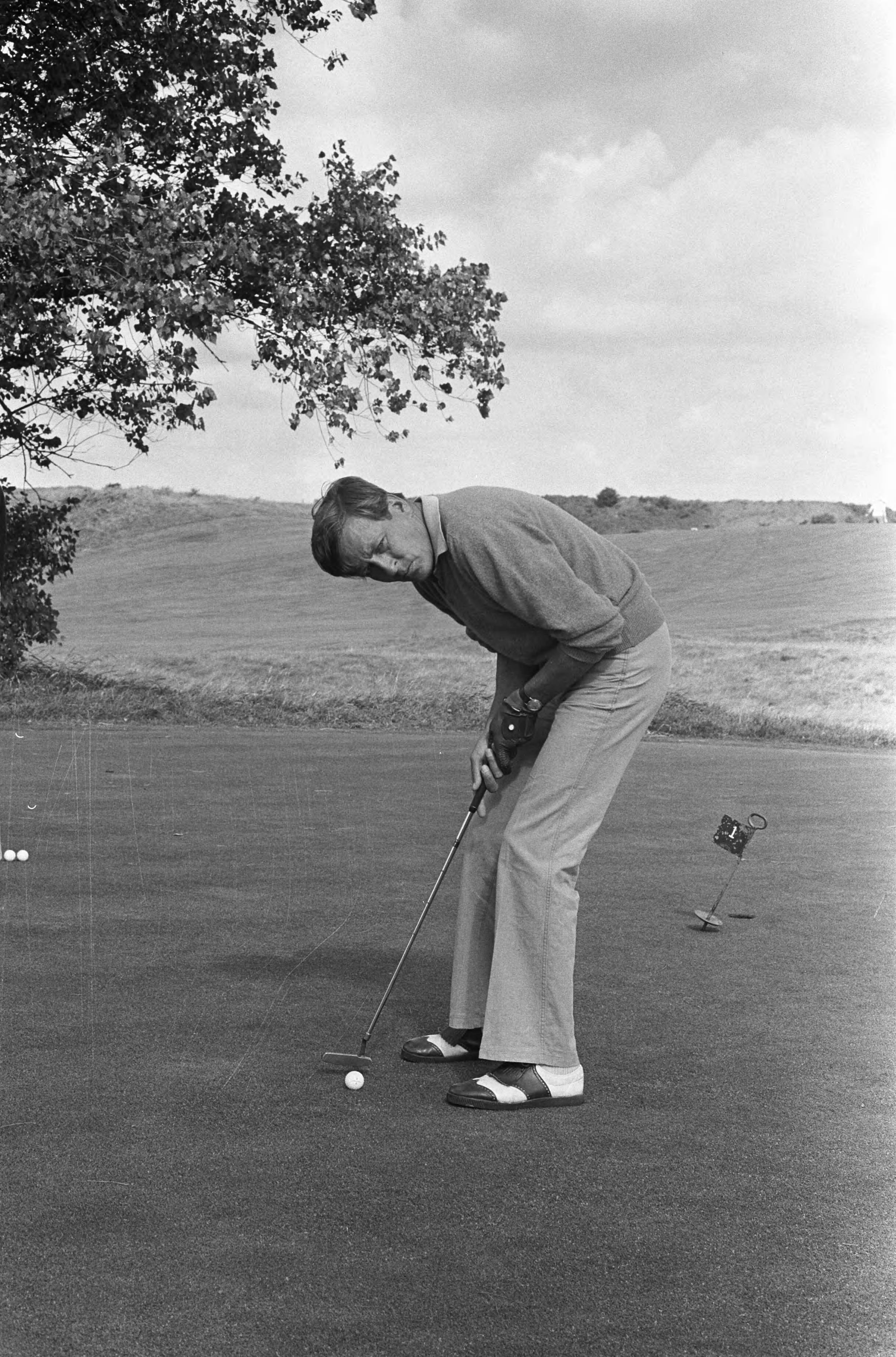 Fotocollectie Anefo — Prins Claus neemt deel aan golftoernooi te Wassenaar — Foto: Verhoeff, Bert / Anefo. Licentie: Set B: Rechtenvrij / Publiek Domein. Bron: Nationaal Archief. http://hdl.handle.net/10648/ac33974e-d0b4-102d-bcf8-003048976d84