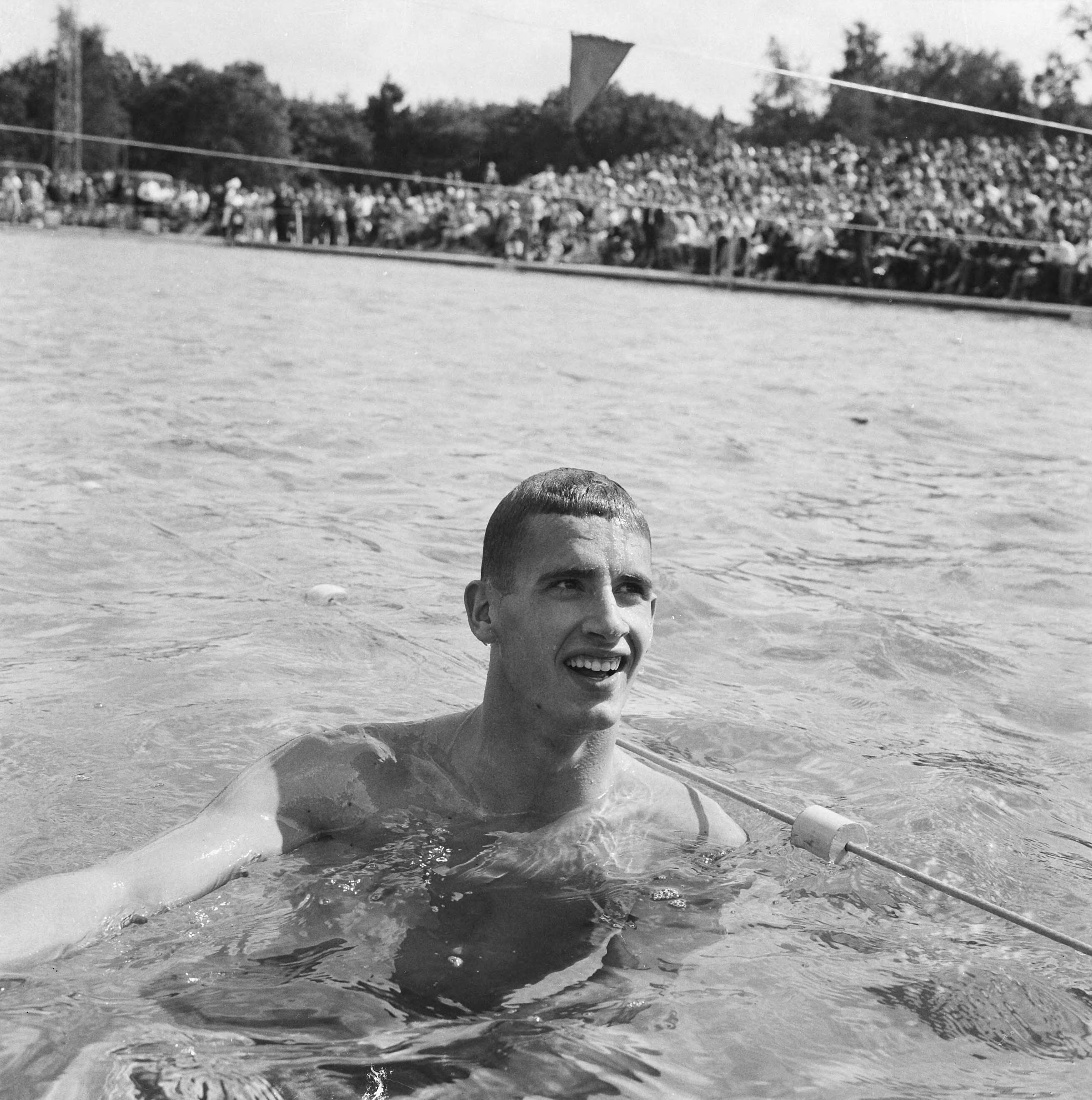 Fotocollectie Anefo — Zwemkampioenschappen in Soest, Ronnie Kroon — Foto: Koch, Eric / Anefo. Licentie: Set B: Rechtenvrij / Publiek Domein. Bron: Nationaal Archief. http://hdl.handle.net/10648/aa12674c-d0b4-102d-bcf8-003048976d84