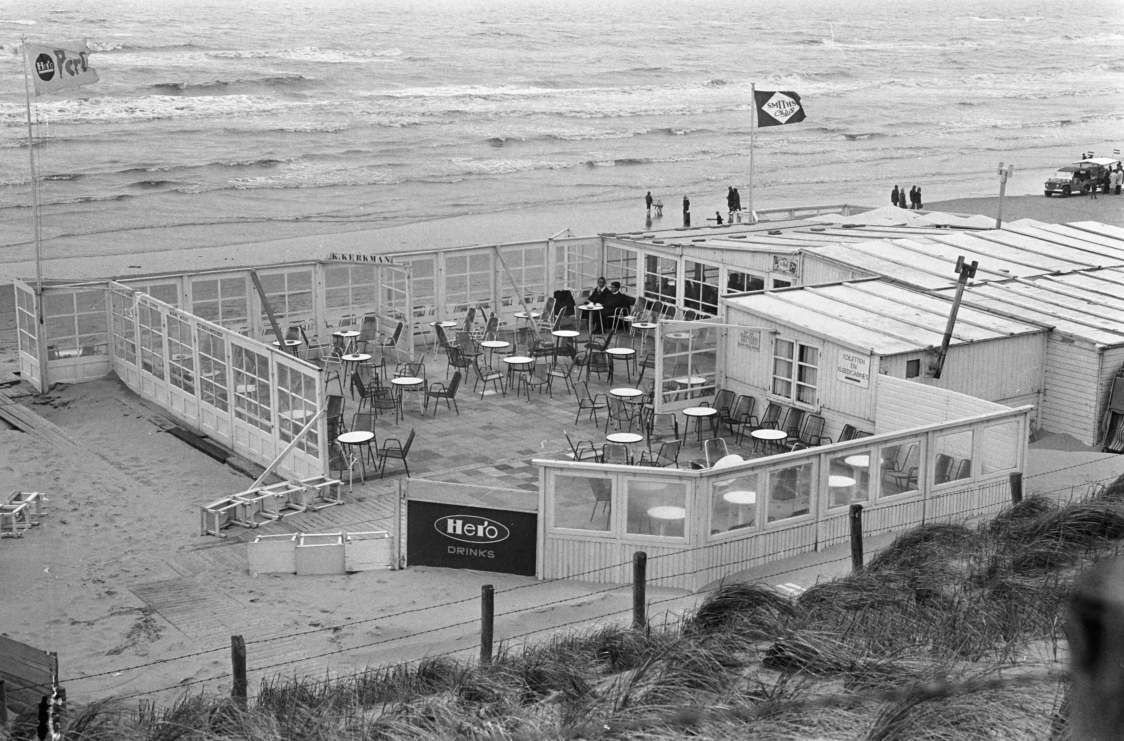 Fotocollectie Anefo — Pasen, slecht weer, verlaten terrassen te Zandvoort — Foto: Koch, Eric / Anefo. Licentie: Set B: Rechtenvrij / Publiek Domein. Bron: Nationaal Archief. http://hdl.handle.net/10648/ab13d13a-d0b4-102d-bcf8-003048976d84