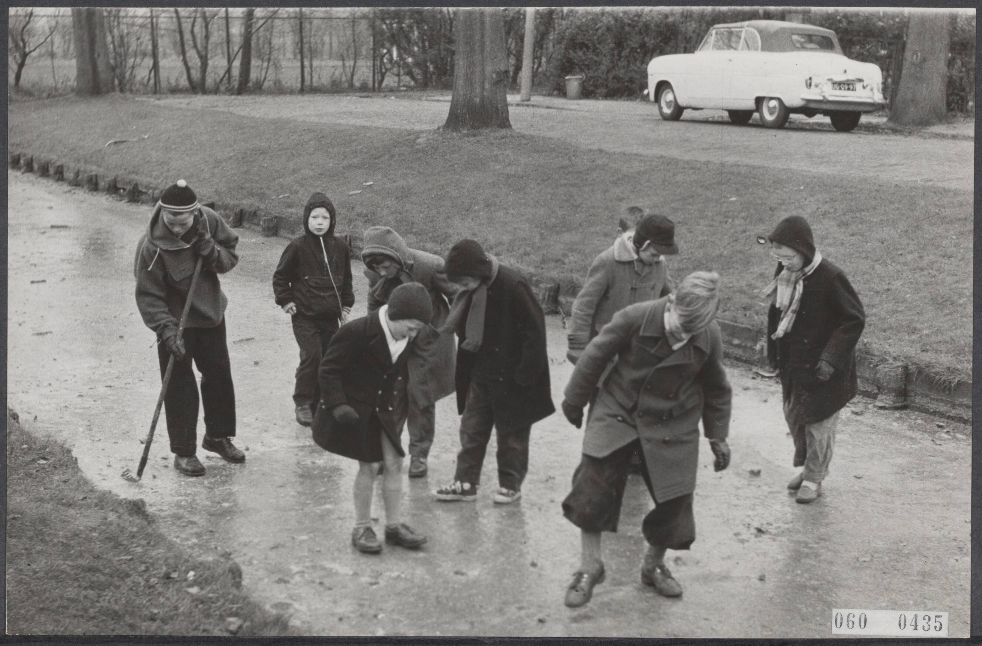 Fotocollectie Elsevier Binnenland — IJspret voor de jeugd. In Haarlem was het ijs in de sloten al stevig genoeg om de jeugd zich te laten vermaken — Foto: Fotograaf Onbekend / Anefo. Licentie: Set B: Rechtenvrij / Publiek Domein. Bron: Nationaal Archief. http://hdl.handle.net/10648/ae0dae42-d0b4-102d-bcf8-003048976d84