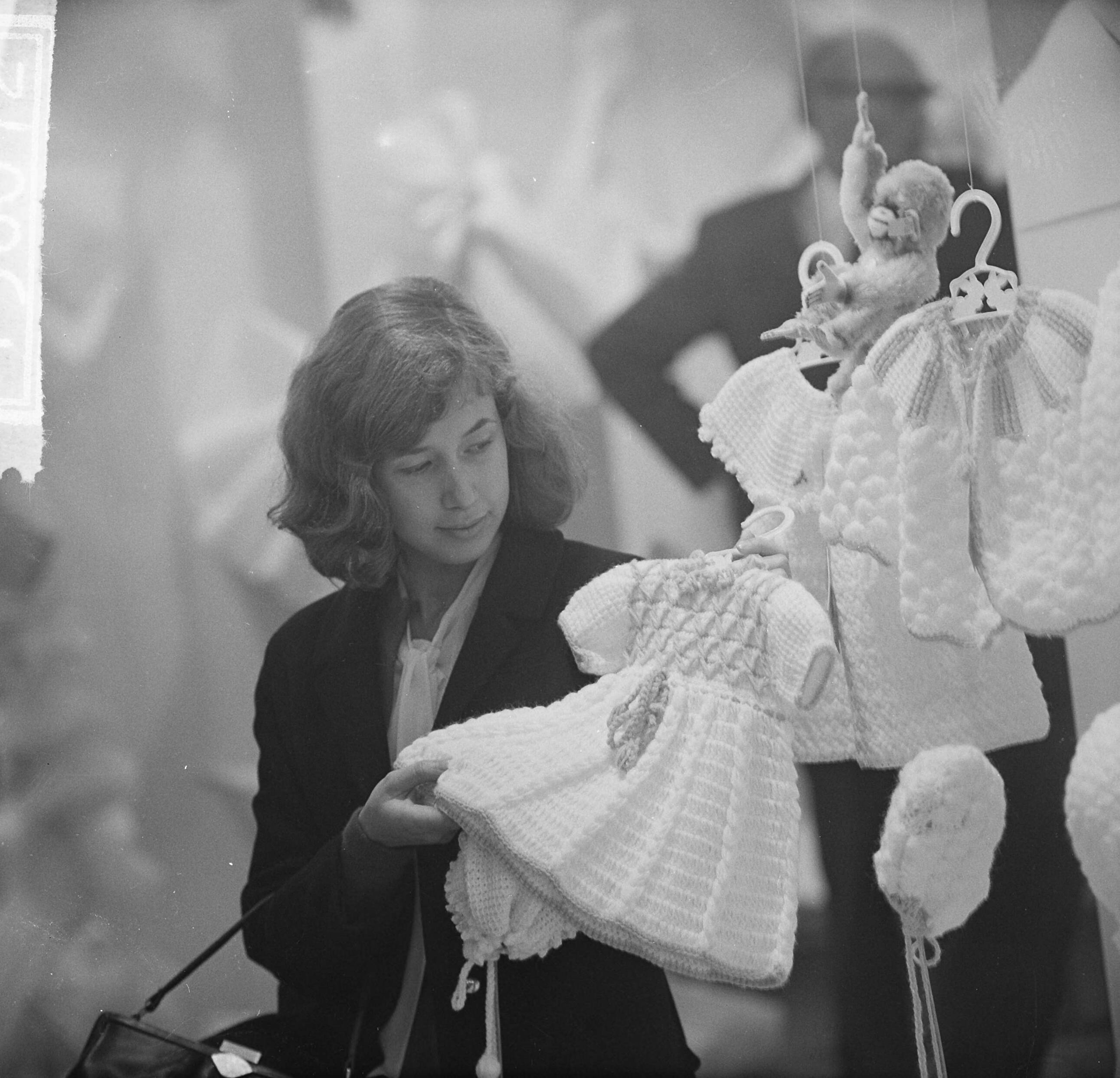 Fotocollectie Anefo — Zesde Nederlandse Baby en Kleuter Vakbeurs in de Europahal te Hilversum. Jurkje uit kolen, synthetisch produkt — Foto: Nijs, Jac. de / Anefo. Licentie: Set B: Rechtenvrij / Publiek Domein. Bron: Nationaal Archief. http://hdl.handle.net/10648/aa48adb6-d0b4-102d-bcf8-003048976d84