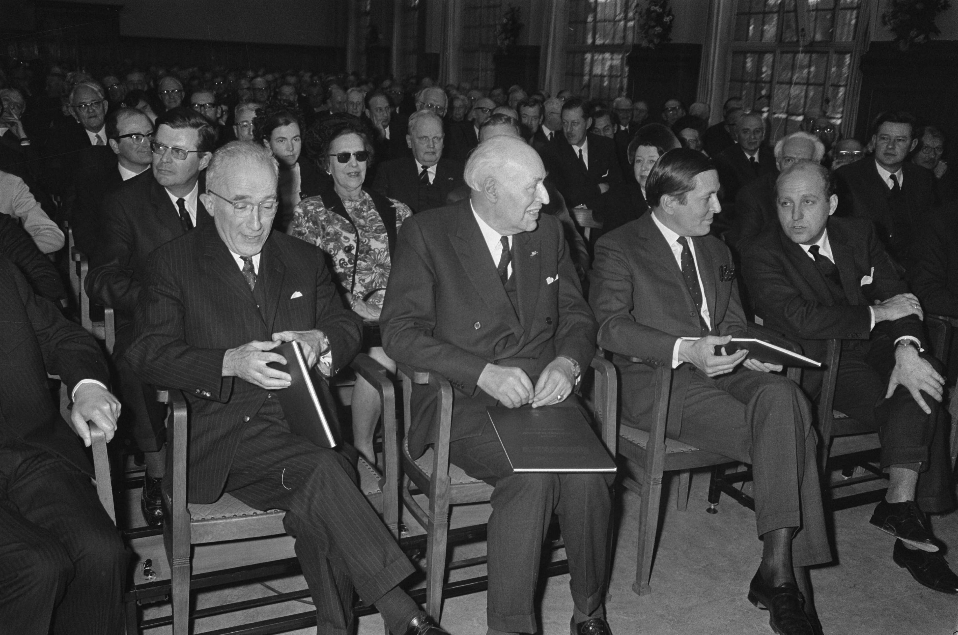 Fotocollectie Anefo — Prins Claus en minister Polak waren eregasten bij Broederschap van Candidaat Notarissen in Academie van Internationaal Recht Den Haag . Polak, Houwing, Claus, — Foto: Koch, Eric / Anefo. Licentie: Set B: Rechtenvrij / Publiek Domein. Bron: Nationaal Archief. http://hdl.handle.net/10648/ab87fe84-d0b4-102d-bcf8-003048976d84