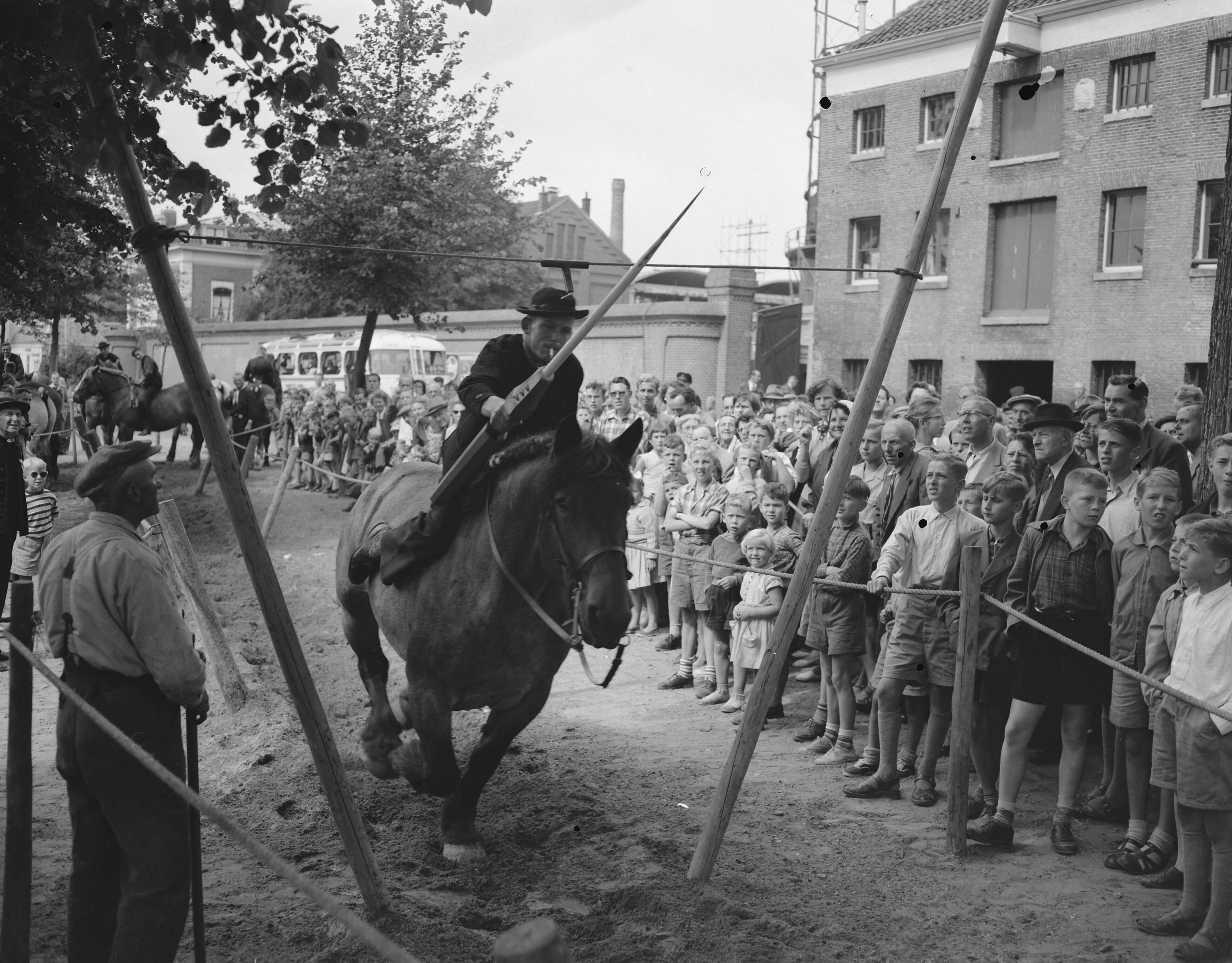 Fotocollectie Anefo — Middelburg jaarlijkse wedstrijden ringrijden — Foto: Pot, Harry / Anefo. Licentie: Set B: Rechtenvrij / Publiek Domein. Bron: Nationaal Archief. http://hdl.handle.net/10648/a939afb0-d0b4-102d-bcf8-003048976d84