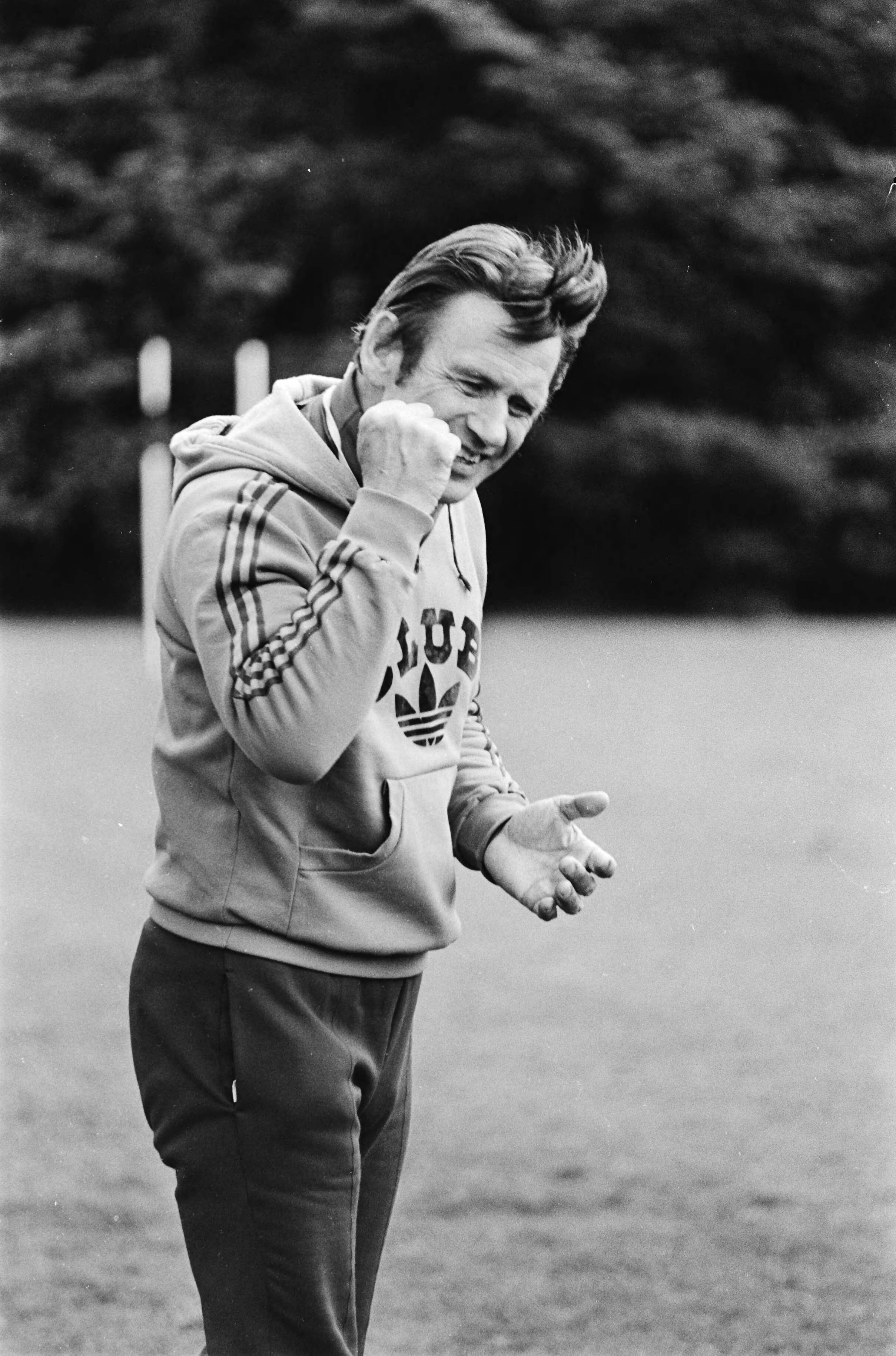 Fotocollectie Anefo — Training Nederlands Elftal i.v.m. Europese Kampioenschapp in Italie; trainer Jan Zwartkruis in aktie, kop — Foto: Dijk, Hans van / Anefo. Licentie: Set B: Rechtenvrij / Publiek Domein. Bron: Nationaal Archief. http://hdl.handle.net/10648/ace166b2-d0b4-102d-bcf8-003048976d84
