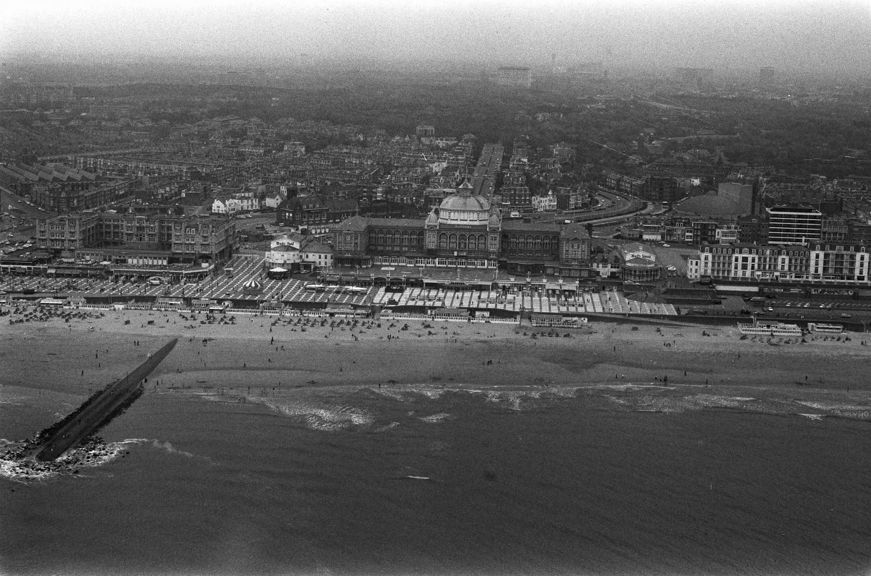 Fotocollectie Anefo — Duizendste beloodsing met helikopter van KLM Noordzee Helikopters, luchtopname van Scheveningse Pier — Foto: Punt, W. / Anefo. Licentie: Set B: Rechtenvrij / Publiek Domein. Bron: Nationaal Archief. http://hdl.handle.net/10648/ac2cbf6e-d0b4-102d-bcf8-003048976d84