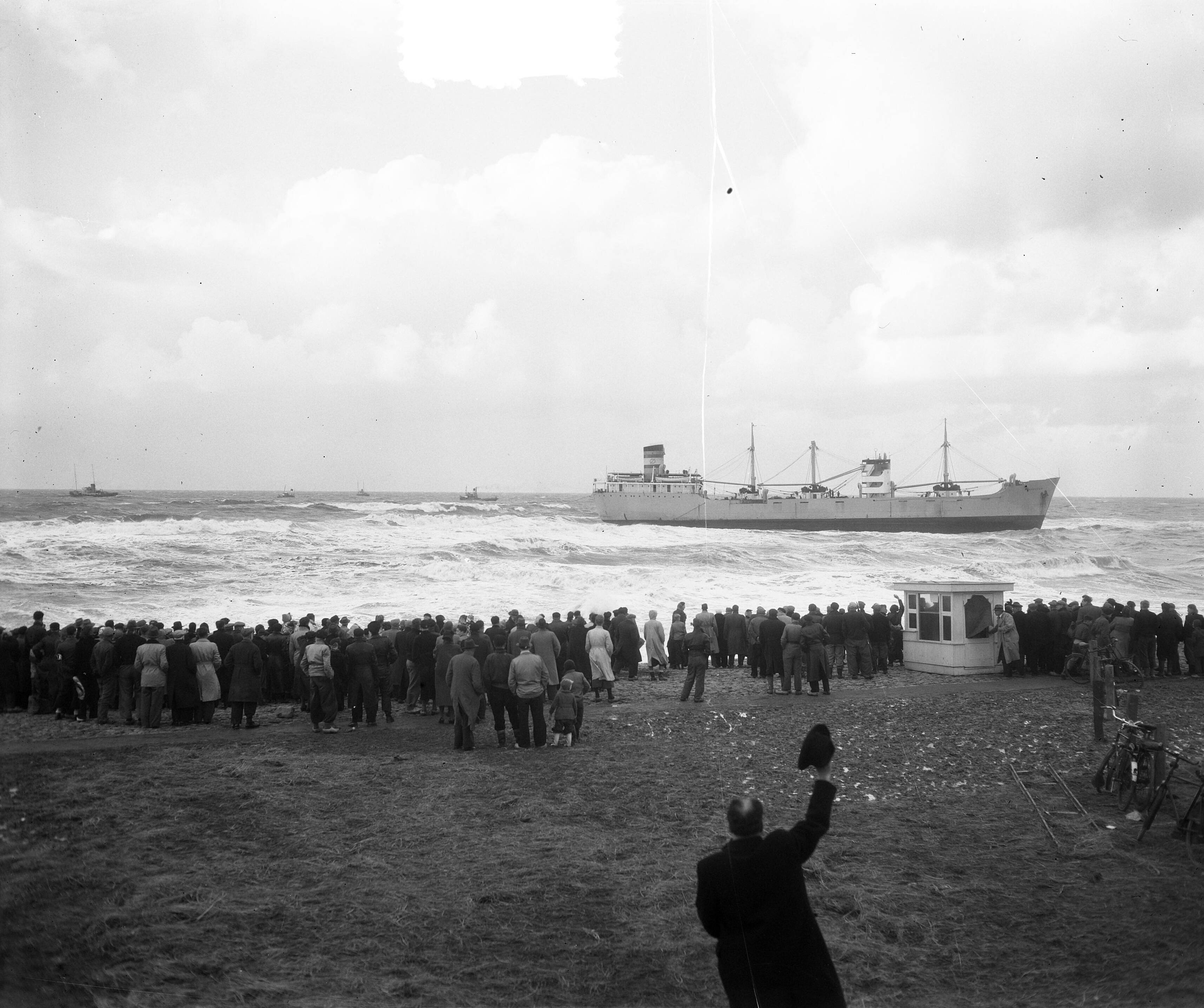Fotocollectie Anefo — Gestrande Noorse vrachtschip ss. Franeggen los voor de Hondsbossche Zeewering — Foto: Duinen, H. van / Anefo. Licentie: Set B: Rechtenvrij / Publiek Domein. Bron: Nationaal Archief. http://hdl.handle.net/10648/ad75bd58-d0b4-102d-bcf8-003048976d84