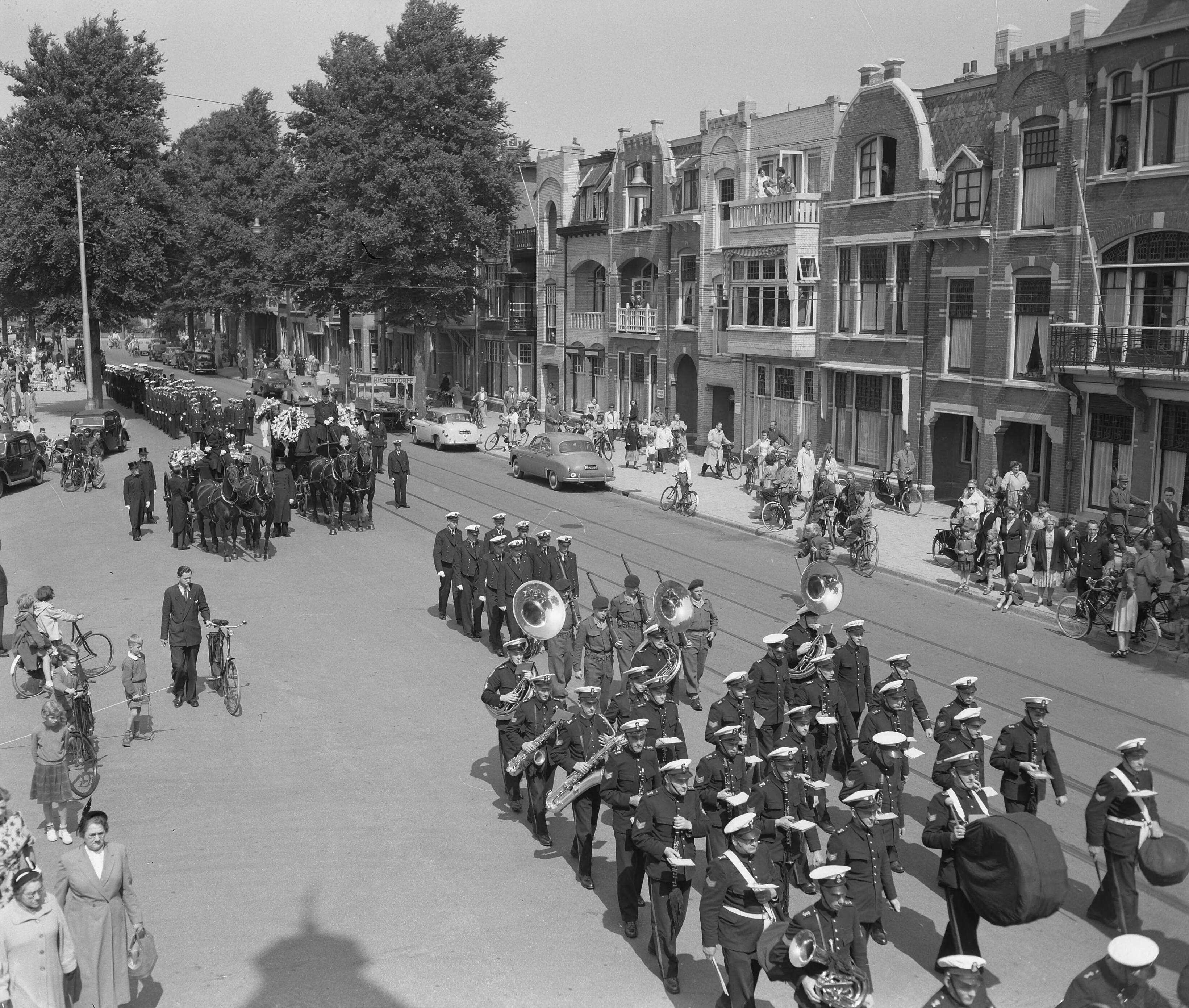 Fotocollectie Anefo — Marinebegrafenis van adelborst Hendriks te Den Haag — Foto: Meijer, T.A. / Anefo. Licentie: Set B: Rechtenvrij / Publiek Domein. Bron: Nationaal Archief. http://hdl.handle.net/10648/a926460a-d0b4-102d-bcf8-003048976d84