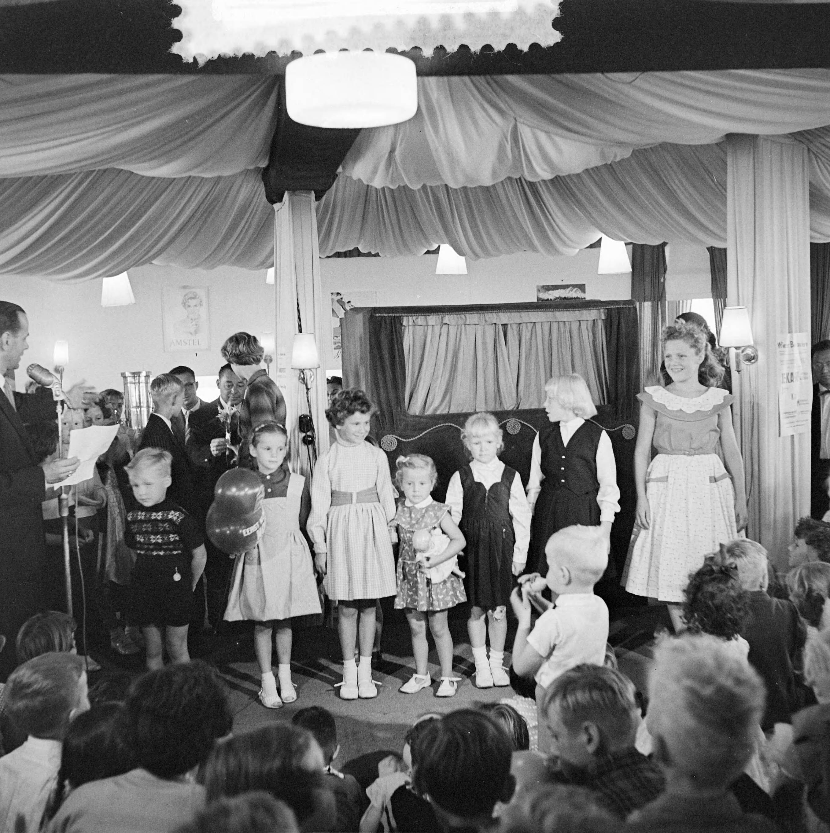 Fotocollectie Anefo — Kindermodeshow Fa. Nooy Zandvoort — Foto: Pot, Harry / Anefo. Licentie: Set B: Rechtenvrij / Publiek Domein. Bron: Nationaal Archief. http://hdl.handle.net/10648/a96758b6-d0b4-102d-bcf8-003048976d84