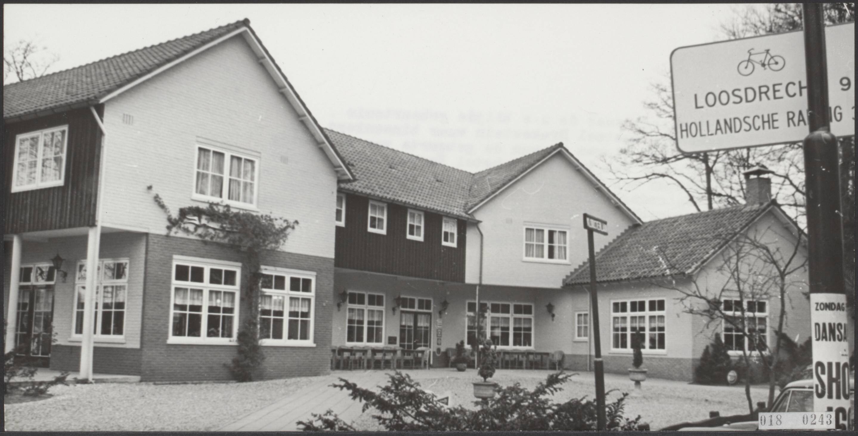 Fotocollectie Elsevier Binnenland — [Serie: drukte rond paleis Drakensteyn en in Lage Vuursche i.v.m. geboorte kroonprins] Perscentrum voor de a.s. blijde gebeurtenis. Tegenover Kasteel Drakestein (Drakensteijn) waar binnenkort het heugelijke nieuws van de geboorte van een Prins of Prinses zal komen, is hotel Kastanjehof gelegen. Inverband met de grote belangstelling van binnen en buitenlandse pers zal dit hotel het hoofdkwartier worden voor de RVD en de persconferenties. met achter het hotel , twee tenten die binnenkort gereed zullen zijn waarin telex, telefoon en telefotoverbindingen zullen komen. — Foto: Nijs, Jac. de / Anefo. Licentie: Set B: Rechtenvrij / Publiek Domein. Bron: Nationaal Archief. http://hdl.handle.net/10648/adc1aad8-d0b4-102d-bcf8-003048976d84