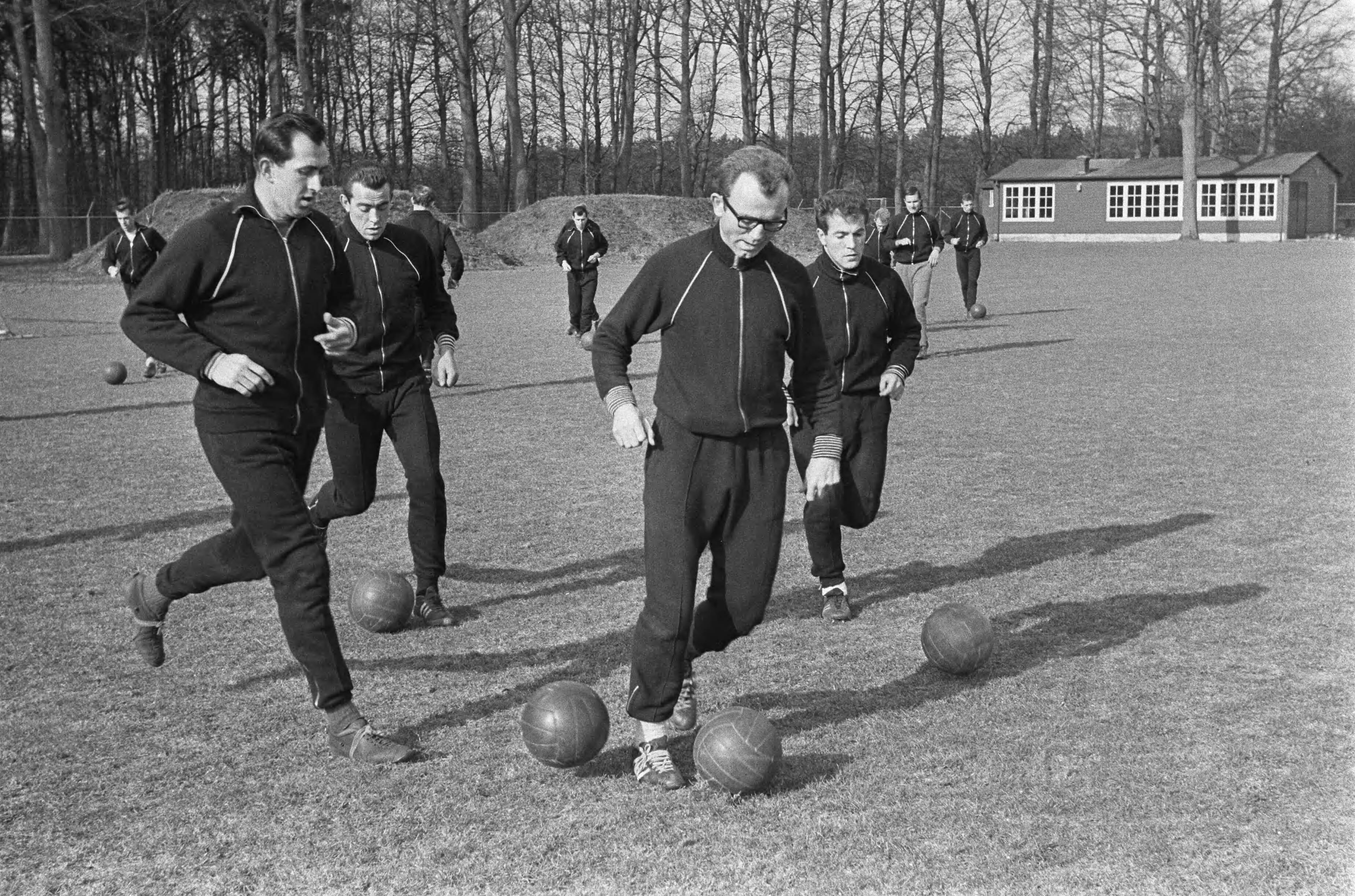Fotocollectie Anefo — Training Nederlands elftal, Pieters Graafland , Schrijvers, Van Wissen en Muller tijdens baltraining — Foto: Koch, Eric / Anefo. Licentie: Set B: Rechtenvrij / Publiek Domein. Bron: Nationaal Archief. http://hdl.handle.net/10648/aa5f77bc-d0b4-102d-bcf8-003048976d84