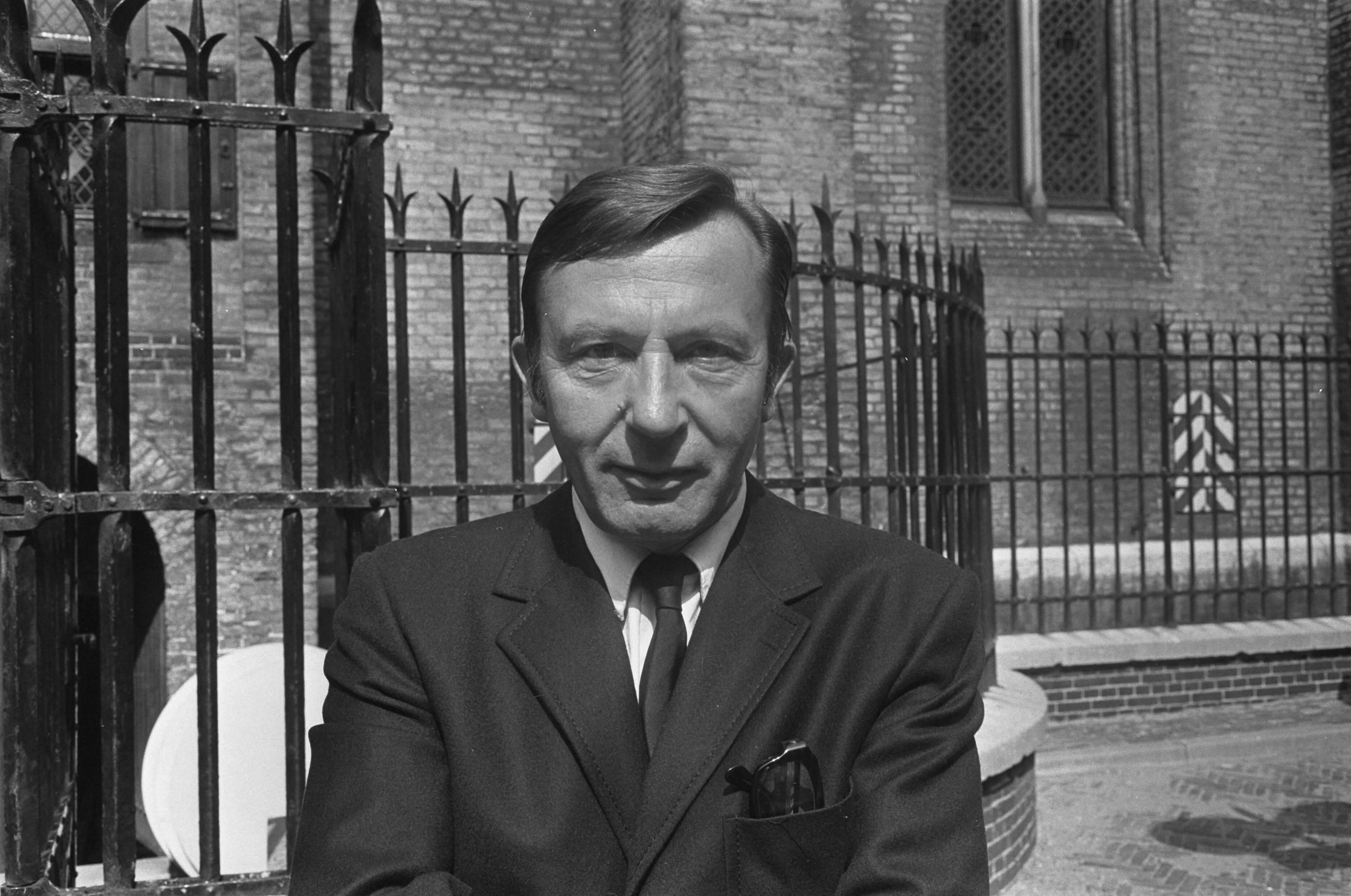 Fotocollectie Anefo — Intern. Congres Transplantatie in Den Haag prof. dr.J.J. van Loghem, hoogleraar immunopathologie Universiteit Amsterdam — Foto: Koch, Eric / Anefo. Licentie: Set B: Rechtenvrij / Publiek Domein. Bron: Nationaal Archief. http://hdl.handle.net/10648/aba0efc0-d0b4-102d-bcf8-003048976d84