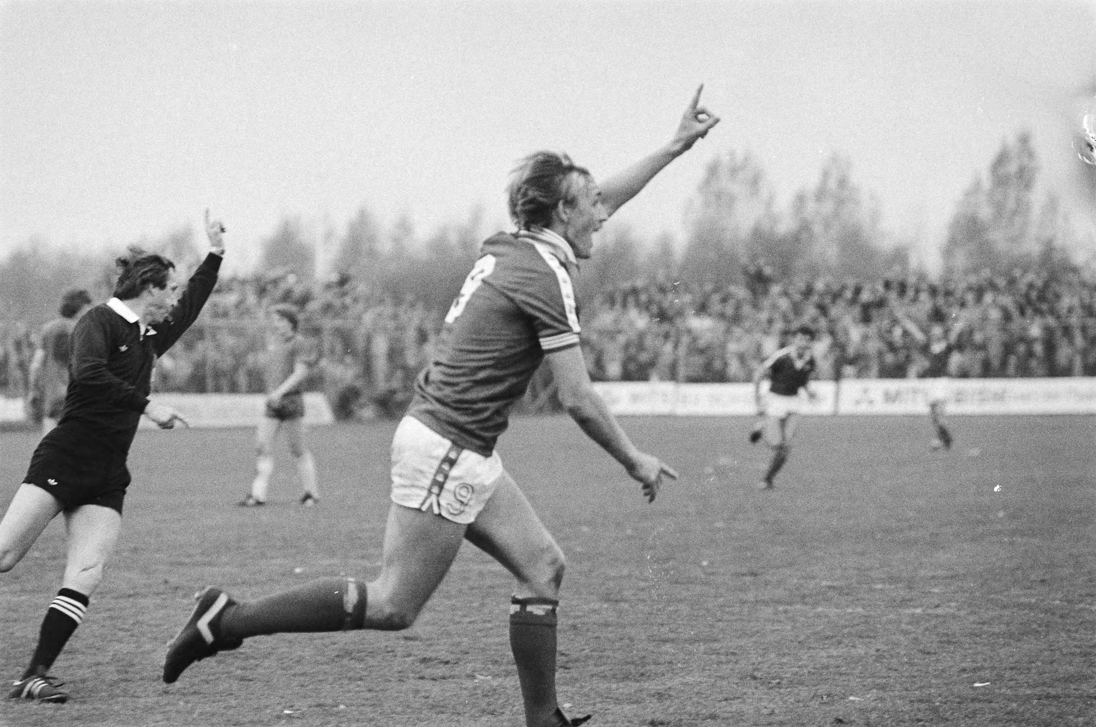 Fotocollectie Anefo — FC Utrecht tegen Haarlem (KNVB) 2-0. Willy Carbo blij na tweede doelpunt — Foto: Dijk, Hans van / Anefo. Licentie: Set B: Rechtenvrij / Publiek Domein. Bron: Nationaal Archief. http://hdl.handle.net/10648/ad162bb8-d0b4-102d-bcf8-003048976d84