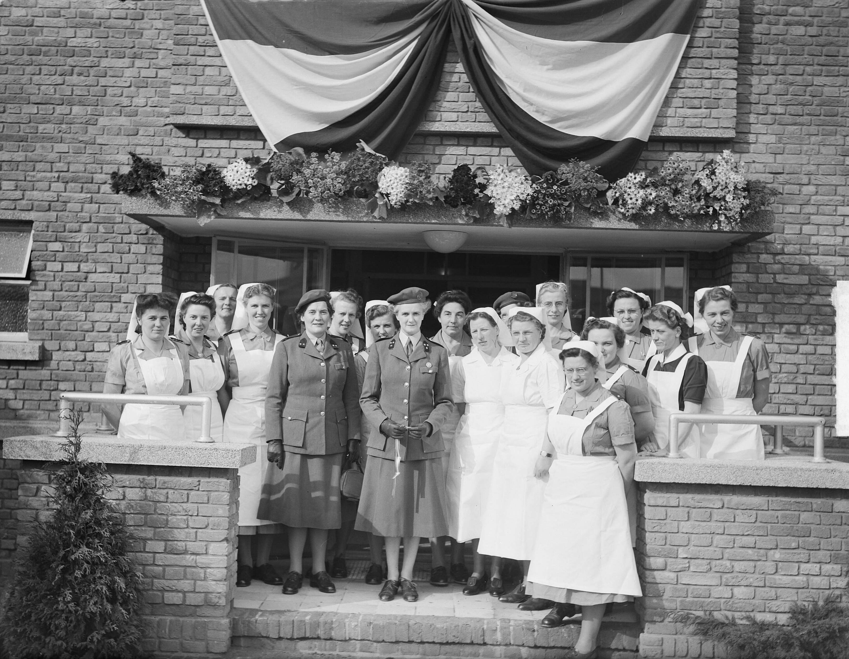Fotocollectie Anefo — Nieuw zusterhuis Militair Hospitaal Utrecht — Foto: Nijs, Jac. de / Anefo. Licentie: Set B: Rechtenvrij / Publiek Domein. Bron: Nationaal Archief. http://hdl.handle.net/10648/a8d6bc52-d0b4-102d-bcf8-003048976d84