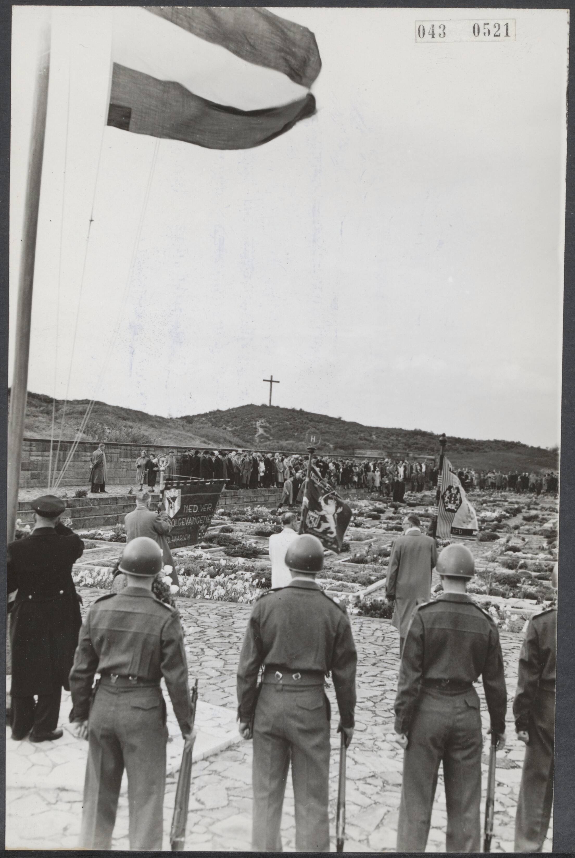 Fotocollectie Elsevier Binnenland — Stille tocht naar de erebegraafplaats te Overveen. Ter herdenking aan het begin van de oorlog op 10 mei 1940 werd deze herdenking gehouden op de graven van gevallen verzetsstrijders — Foto: Pot, Harry / Anefo. Licentie: Set B: Rechtenvrij / Publiek Domein. Bron: Nationaal Archief. http://hdl.handle.net/10648/adf93b92-d0b4-102d-bcf8-003048976d84