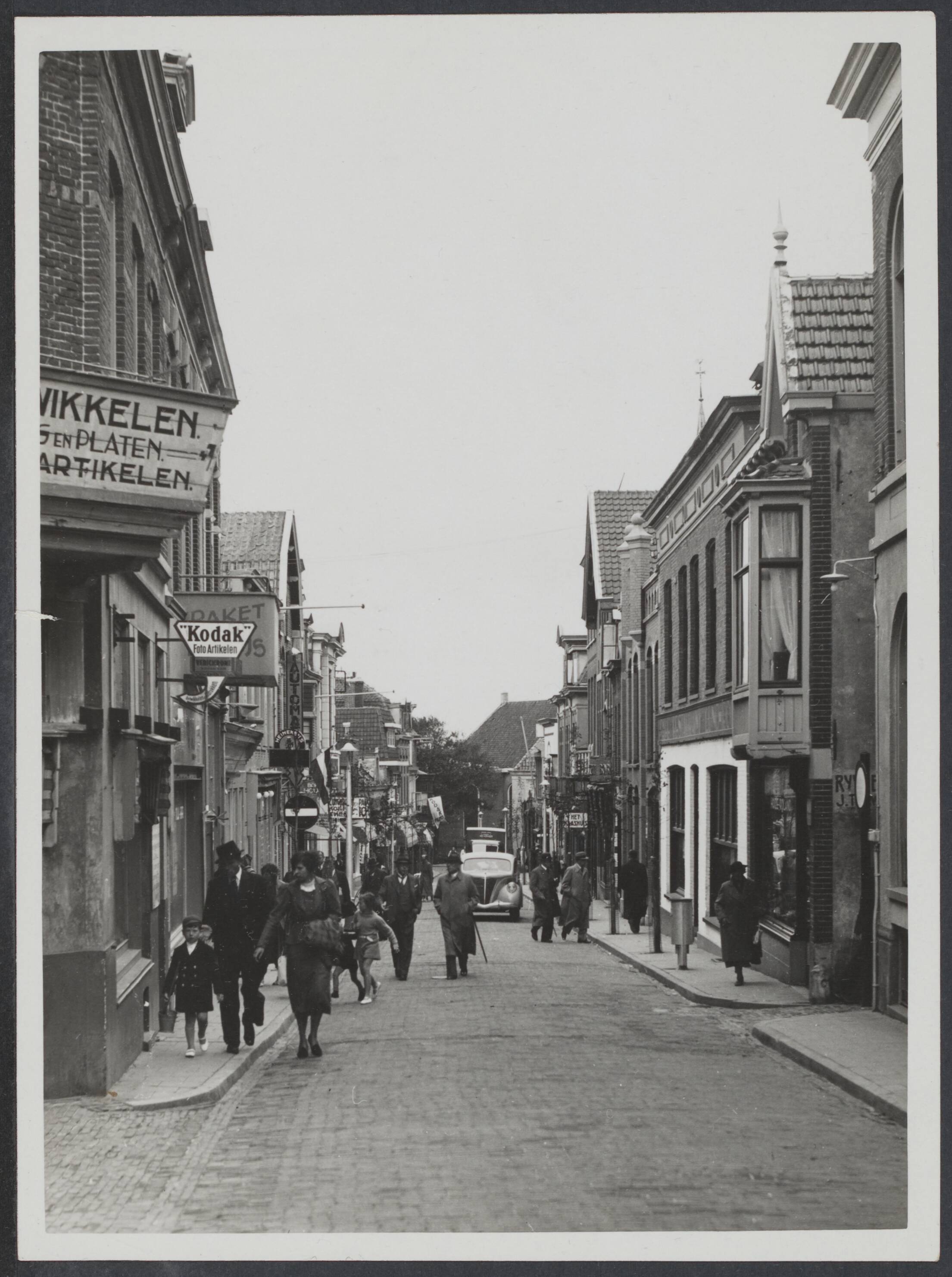 Zandvoort, vóór 1945 — Zandvoort. Kerkstraat — Foto: Valks, H.J.M. / Spaarnestad. Licentie: Set B: Rechtenvrij / Publiek Domein. Bron: Nationaal Archief. http://hdl.handle.net/10648/95607f3d-b83d-9bd1-a0cf-68f0ab73bce4