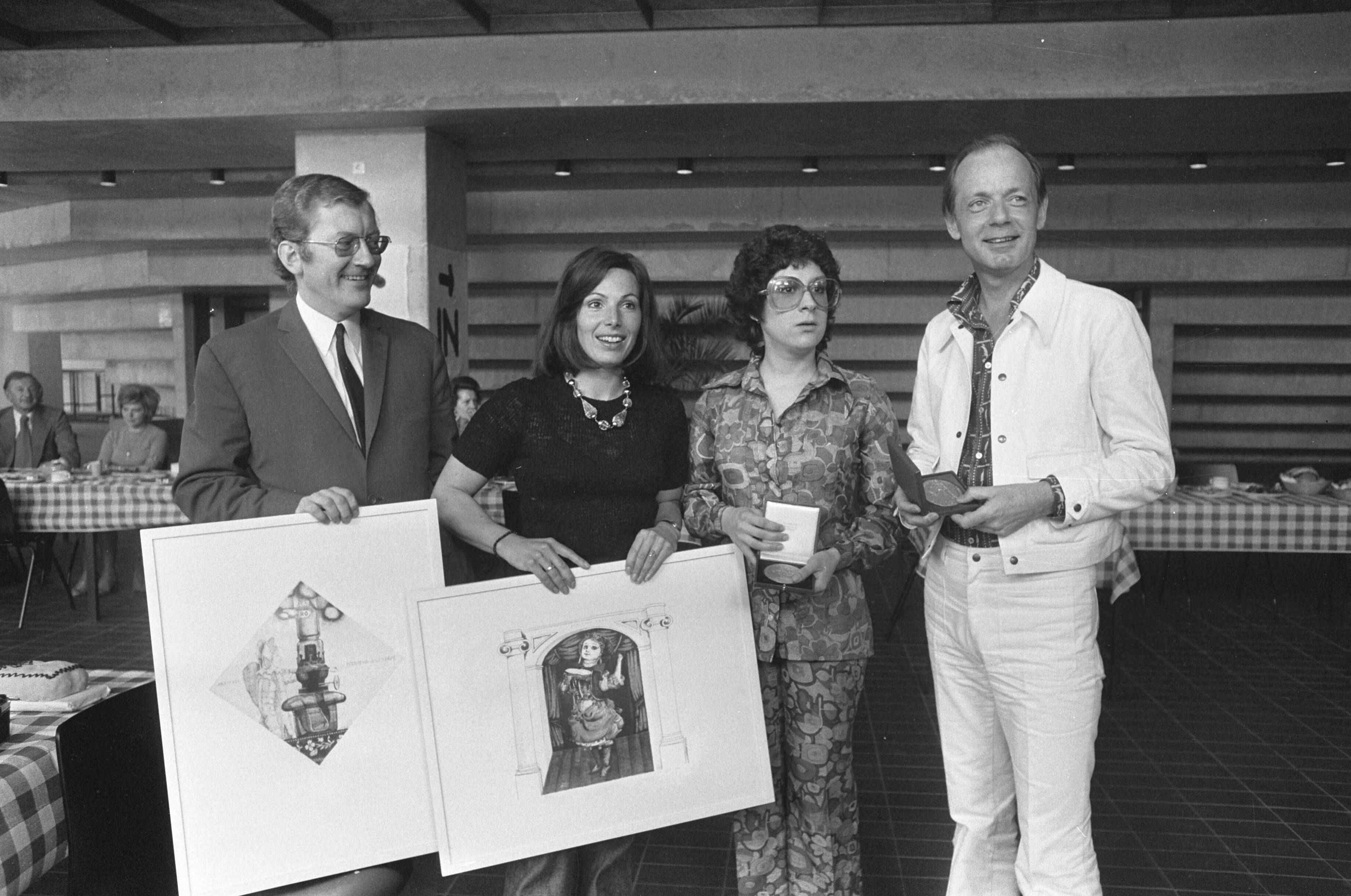 Fotocollectie Anefo — Toneelprijzen uitgereikt in Groningen, v.l.n.r. Edmund Classen , Sjoukje Hooymaayer , Sacha Bulthuis en Stien Vroom — Foto: Verhoeff, Bert / Anefo. Licentie: Set B: Rechtenvrij / Publiek Domein. Bron: Nationaal Archief. http://hdl.handle.net/10648/ac4b33d6-d0b4-102d-bcf8-003048976d84