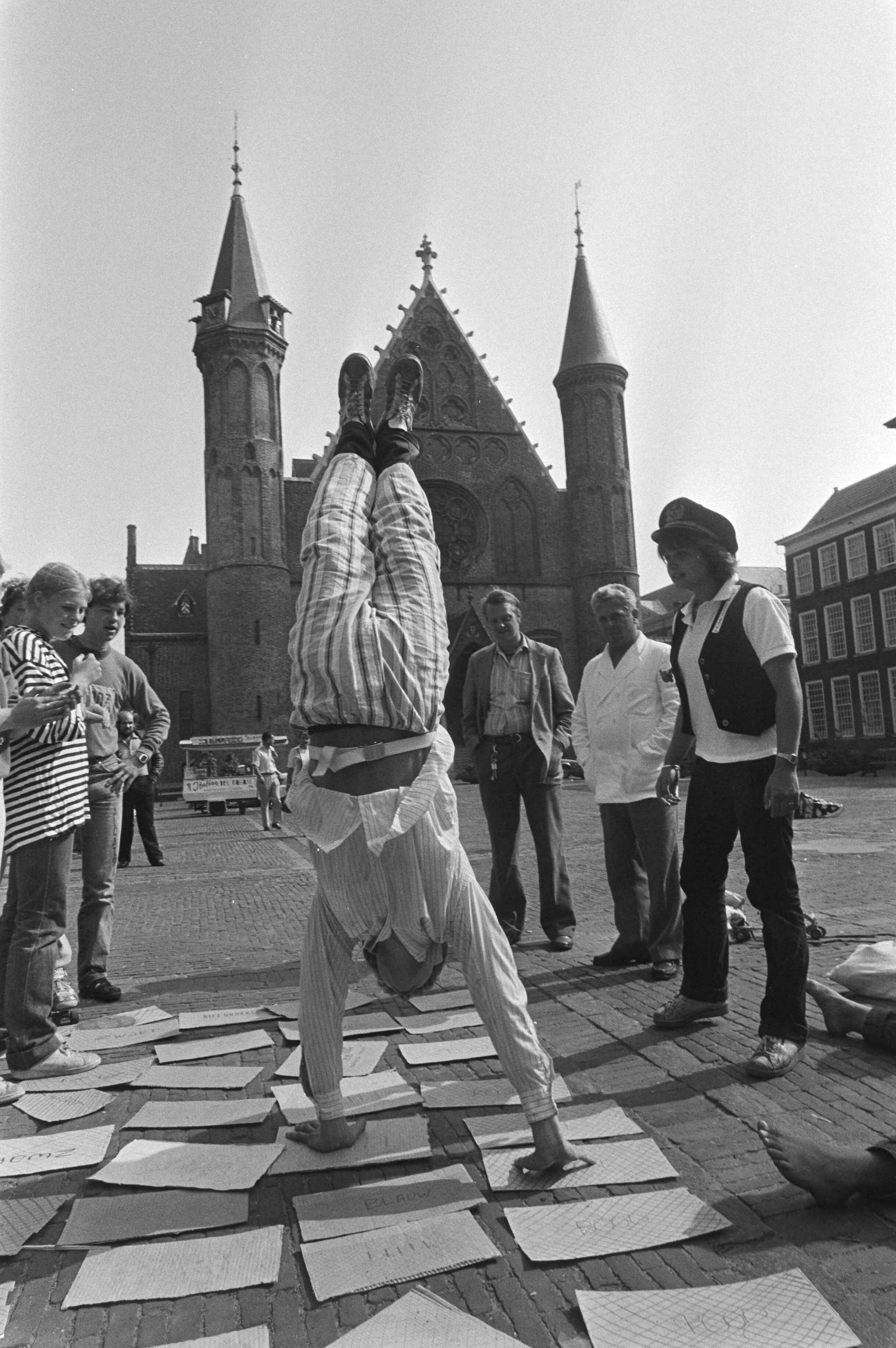 Fotocollectie Anefo — "Ontgroening" van eerstejaarsstudenten van de Haagse Sportacademie op het Binnenhof in Den Haag — Foto: Dijk, Hans van / Anefo. Licentie: Set B: Rechtenvrij / Publiek Domein. Bron: Nationaal Archief. http://hdl.handle.net/10648/ad02b1b4-d0b4-102d-bcf8-003048976d84