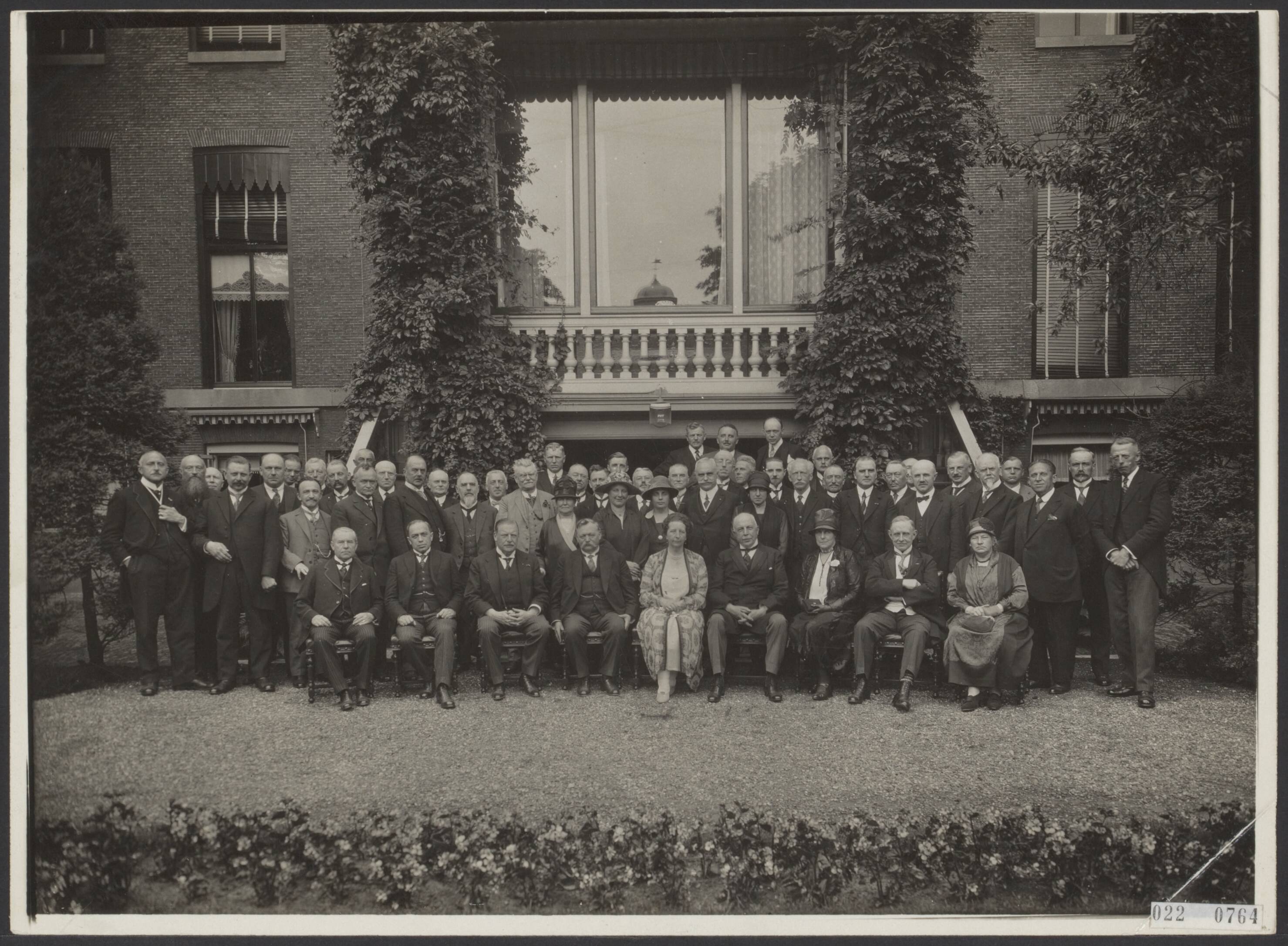 Fotocollectie Elsevier Binnenland — Leden van Provinciale en Gedeputeerde Staten van Noord-Holland; 4e van rechts Commissaris der Koningin mr. dr. A. baron Röell, t.g.v. zijn 12 1/2 jarig jubileum — Foto: N.V. Vereenigde Fotobureaux. Licentie: Set B: Rechtenvrij / Publiek Domein. Bron: Nationaal Archief. http://hdl.handle.net/10648/add3155c-d0b4-102d-bcf8-003048976d84