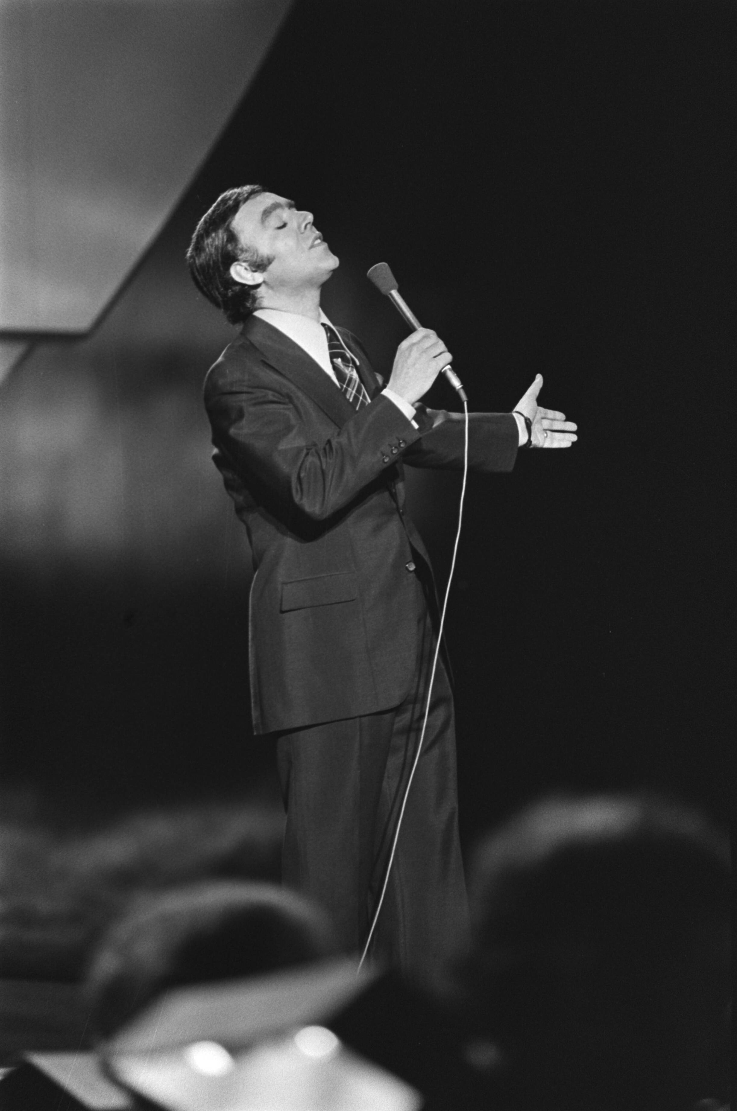 Fotocollectie Anefo — Eurovisie Songfestival 76 Den Haag ; Carlos de Carmo (Portugal) — Foto: Mieremet, Rob / Anefo. Licentie: Set B: Rechtenvrij / Publiek Domein. Bron: Nationaal Archief. http://hdl.handle.net/10648/ac80ad18-d0b4-102d-bcf8-003048976d84