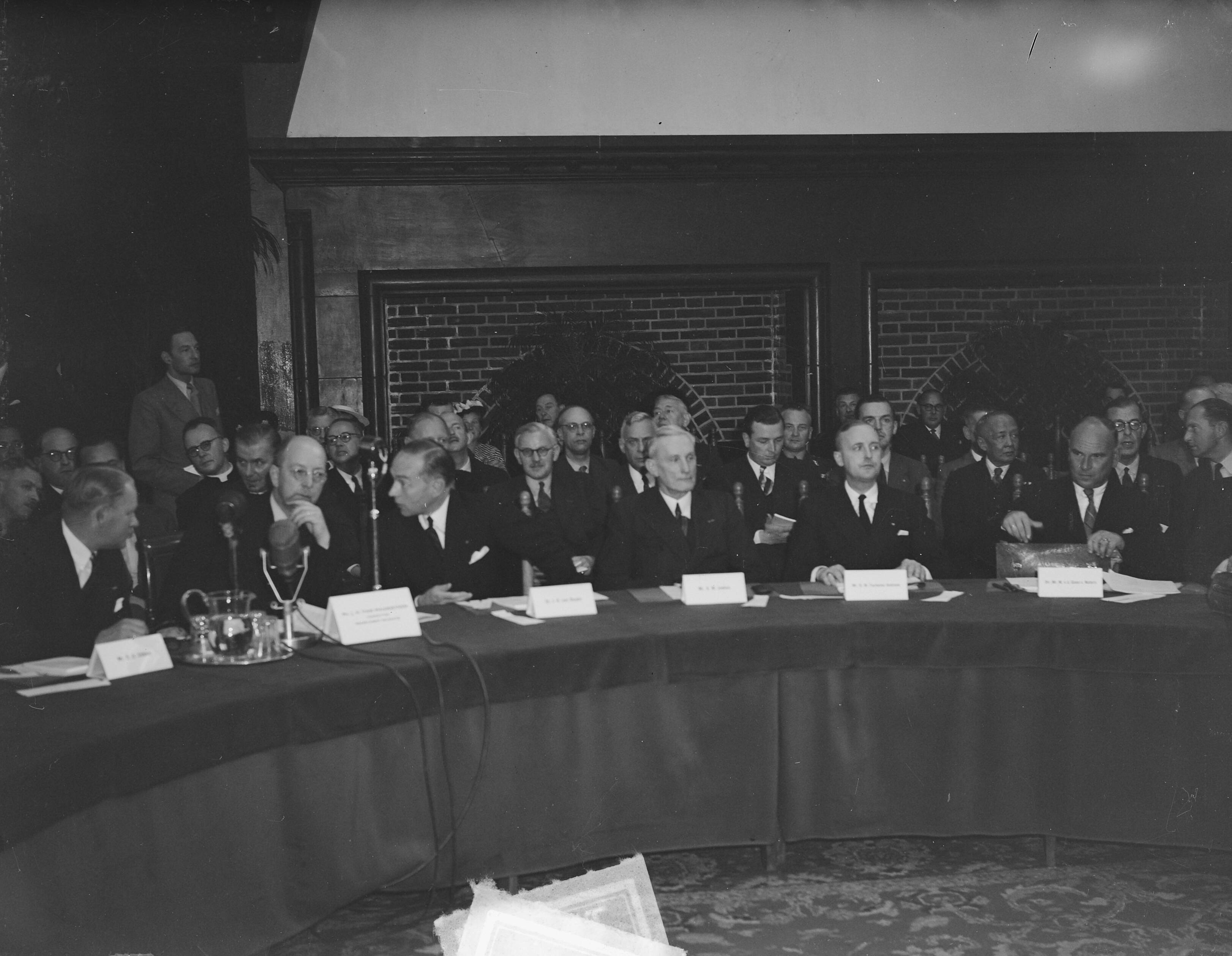 Fotocollectie Anefo — Ronde Tafel Conferentie Indonesië (RTC) in de Ridderzaal in Den Haag. Delegaties in de Ridderzaal — Foto: Oorschot, […] van / Anefo. Licentie: Set B: Rechtenvrij / Publiek Domein. Bron: Nationaal Archief. http://hdl.handle.net/10648/a8ccfc4e-d0b4-102d-bcf8-003048976d84