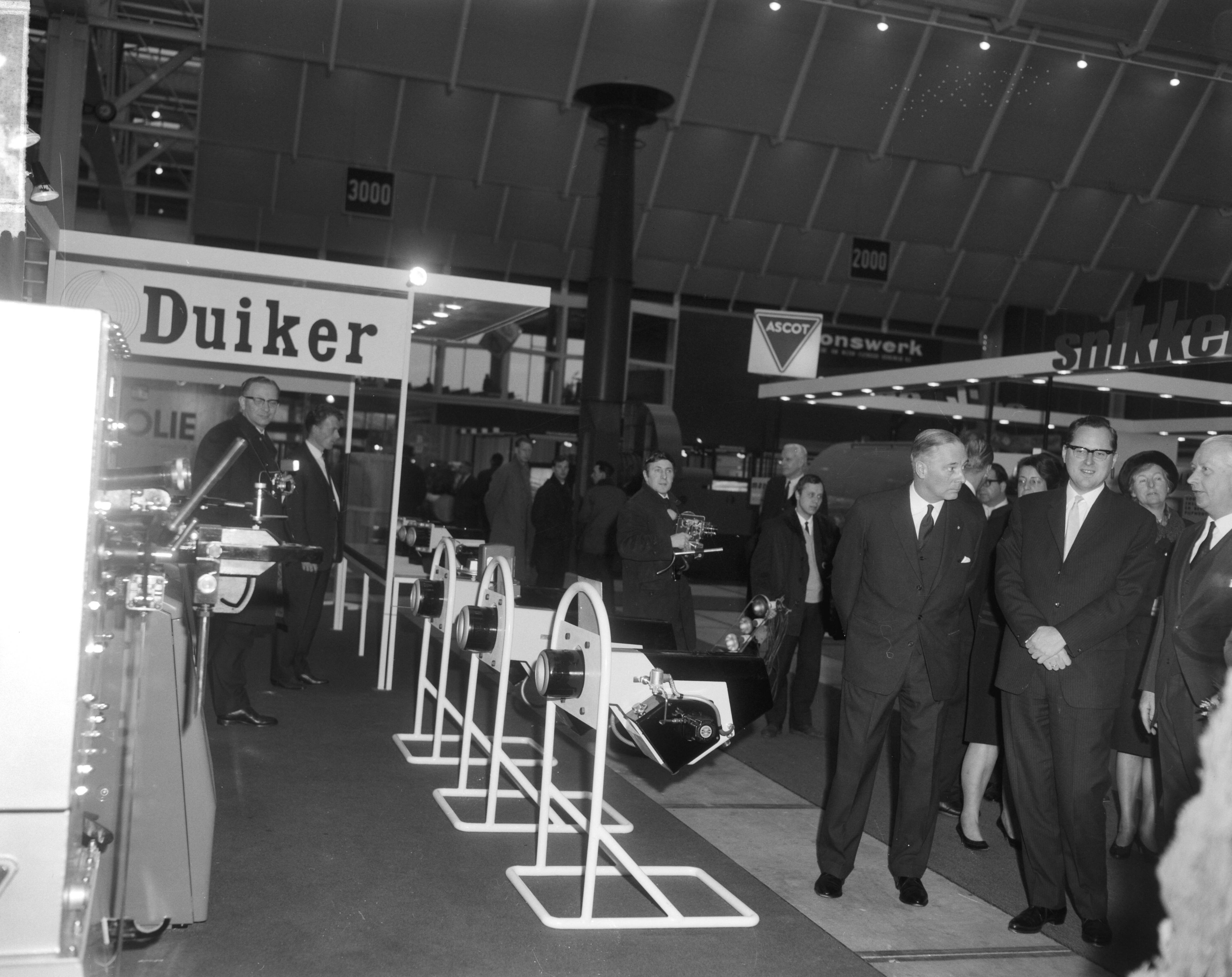 Fotocollectie Anefo — Minister van Economische Zaken dr. J.E. Andriessen heeft te Utrecht de 49e Voorjaarsbeurs geopend, tijdens de rondgang — Foto: Bilsen, Joop van / Anefo. Licentie: Set B: Rechtenvrij / Publiek Domein. Bron: Nationaal Archief. http://hdl.handle.net/10648/aa978dd2-d0b4-102d-bcf8-003048976d84