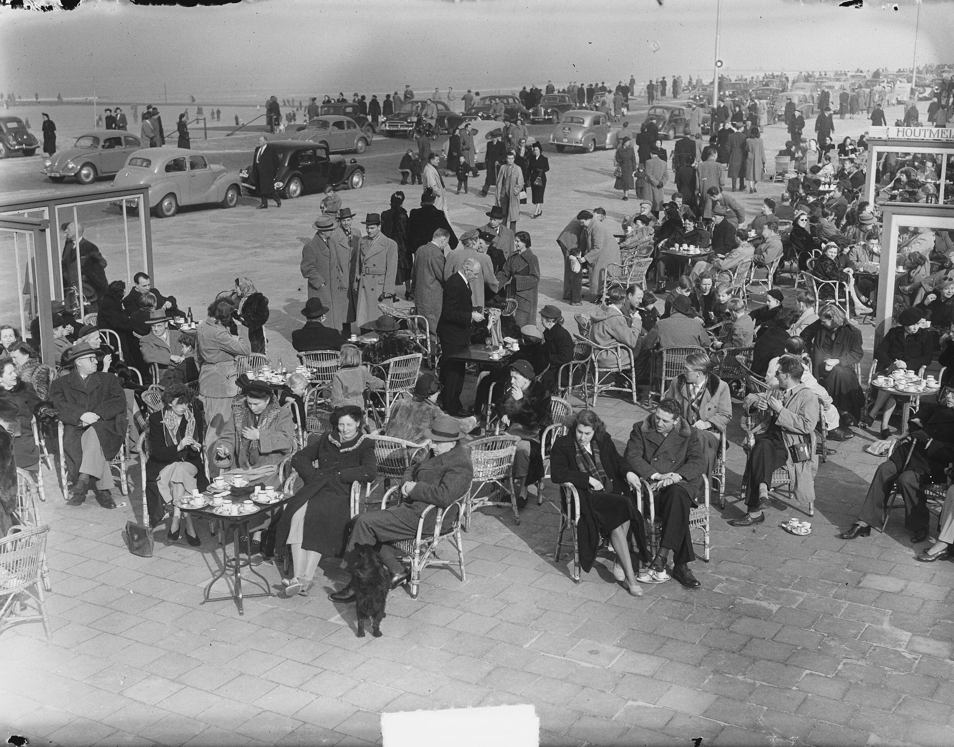 Fotocollectie Anefo — "Zomerdrukte"op terras in Scheveningen — Foto: Duinen, H. van / Anefo. Licentie: Set B: Rechtenvrij / Publiek Domein. Bron: Nationaal Archief. http://hdl.handle.net/10648/a8e70bfc-d0b4-102d-bcf8-003048976d84