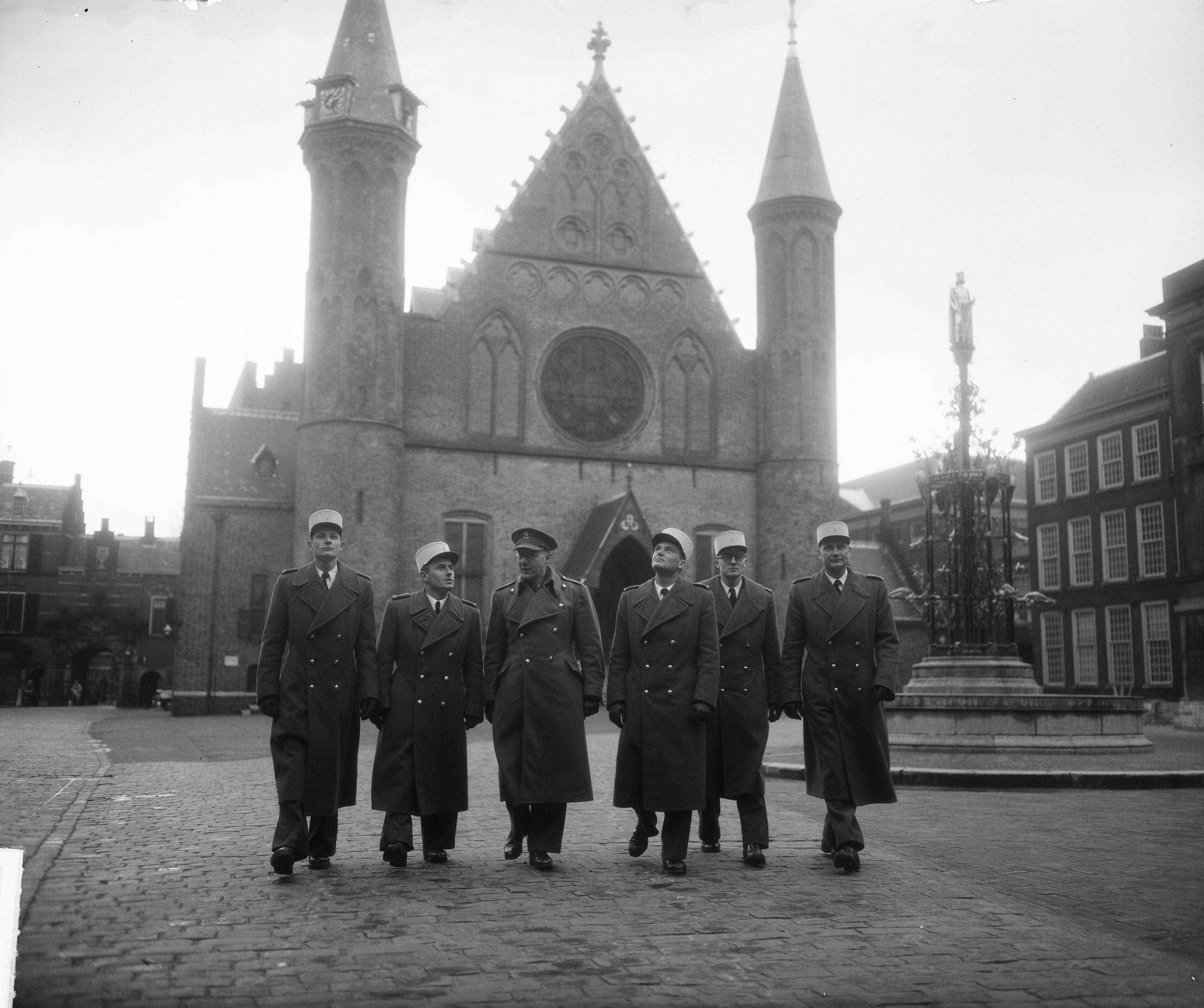 Fotocollectie Anefo — Franse cadetten in Den Haag — Foto: Duinen, H. van / Anefo. Licentie: Set B: Rechtenvrij / Publiek Domein. Bron: Nationaal Archief. http://hdl.handle.net/10648/a8e88e8c-d0b4-102d-bcf8-003048976d84