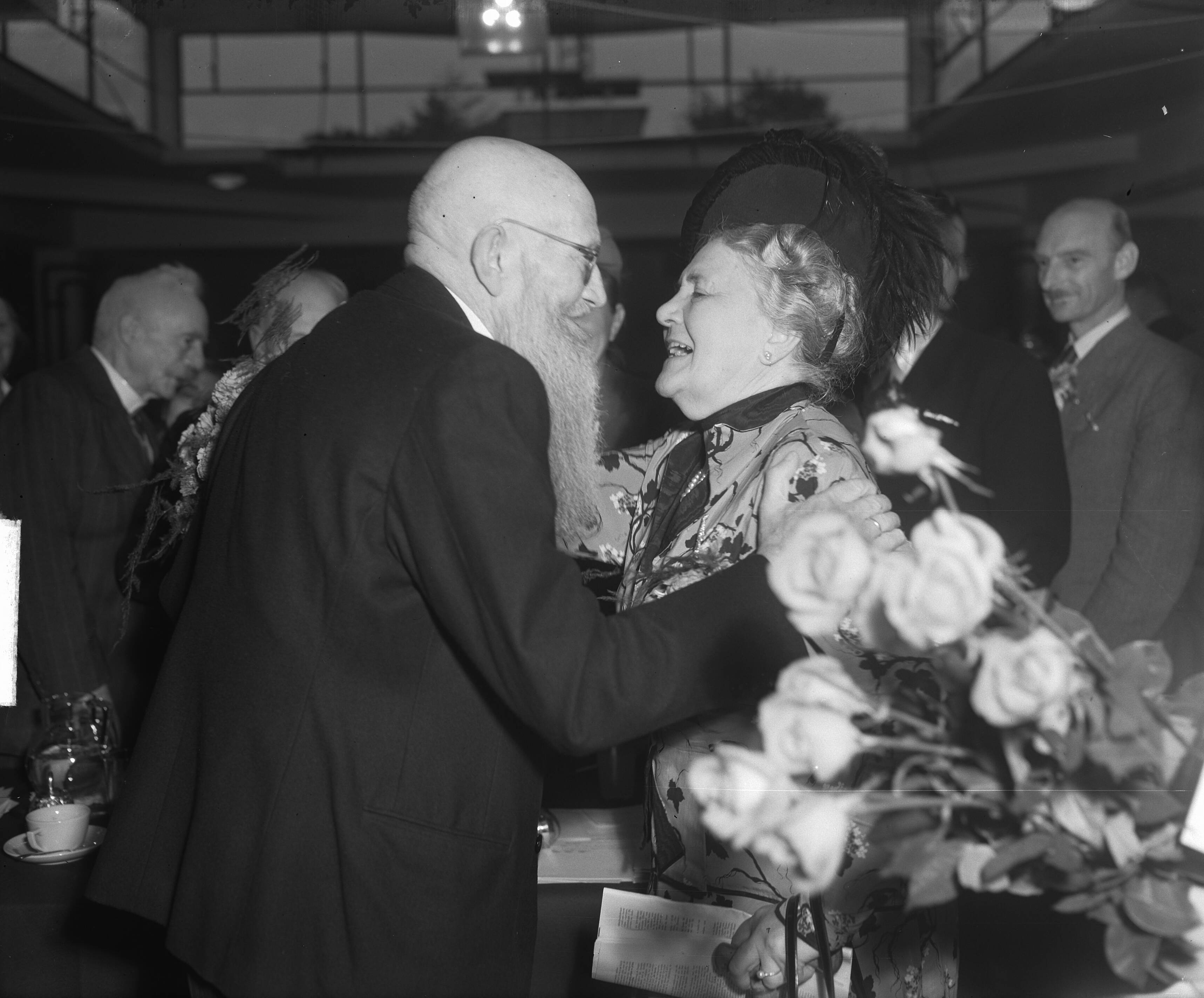 Zonnestraal 25 jaar — Sanatorium Zonnestraal bestaat 25 jaar. Jan van Zutphen wordt gefeliciteerd door actrice Rika Hopper — Foto: Winterbergen, Rolf / Anefo. Licentie: Set B: Rechtenvrij / Publiek Domein. Bron: Nationaal Archief. http://hdl.handle.net/10648/a8dfe8d6-d0b4-102d-bcf8-003048976d84