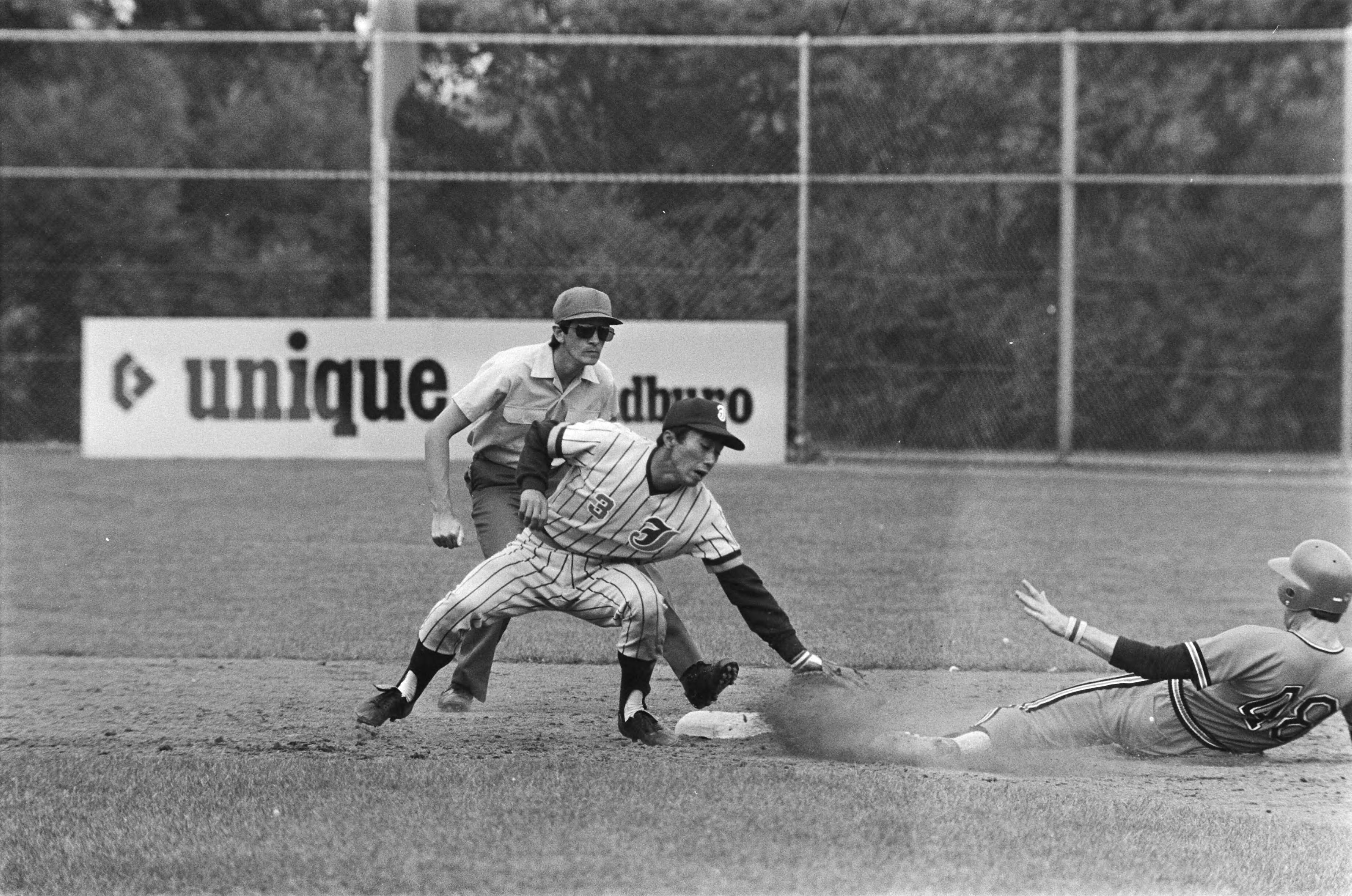Fotocollectie Anefo — Haarlemse honkbalweek Nederland tegen Japan; Arnold Smit van Nederland (no. 48) wordt op het 2e honk uitgetikt door Saito — Foto: Suyk, Koen / Anefo. Licentie: Set B: Rechtenvrij / Publiek Domein. Bron: Nationaal Archief. http://hdl.handle.net/10648/acba59c8-d0b4-102d-bcf8-003048976d84