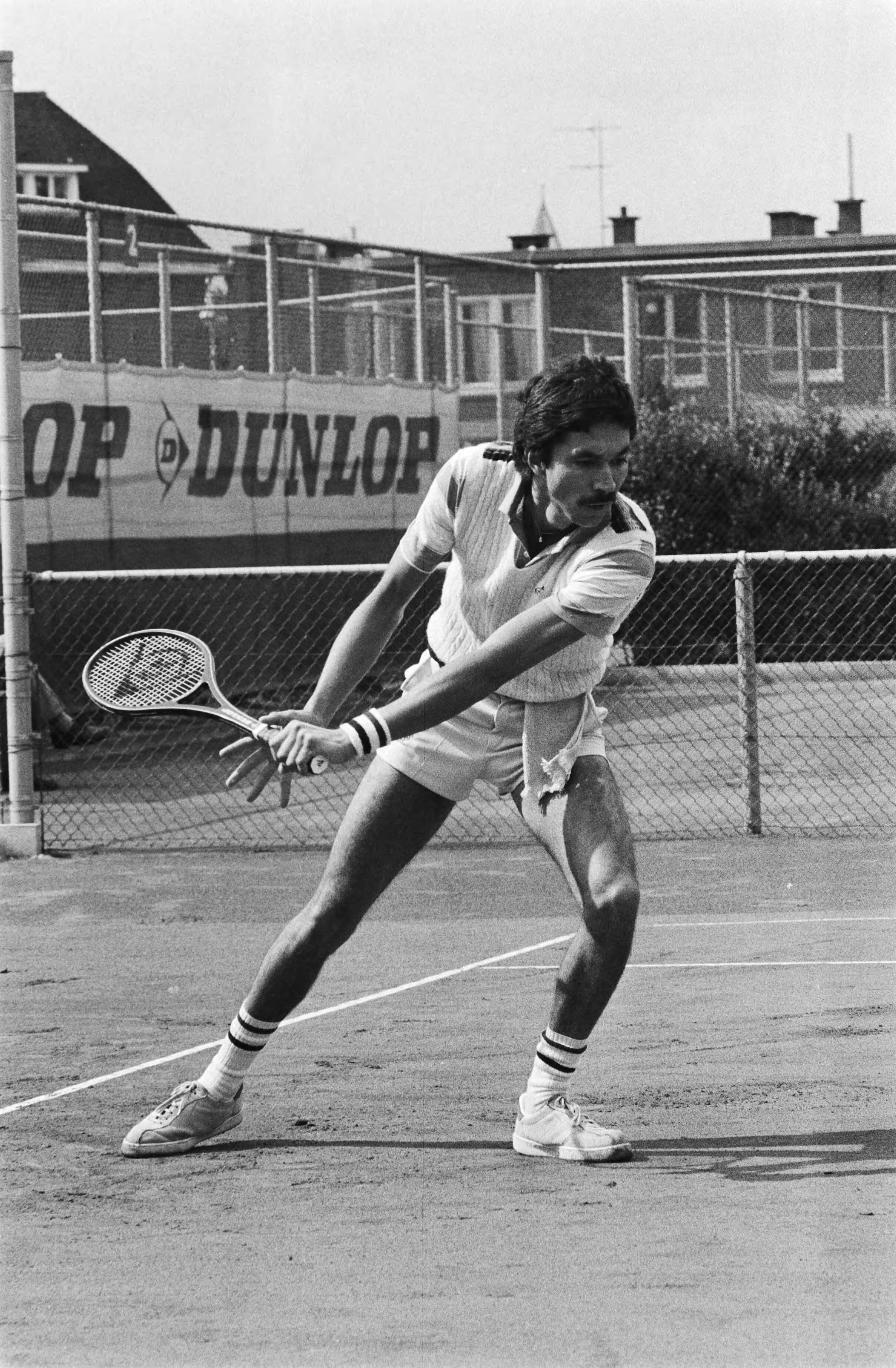 Nederlandse kampioenschappen tennis, Scheveningen — Rolf Thung in aktie — Foto: Antonisse, Marcel / Anefo. Licentie: Set B: Rechtenvrij / Publiek Domein. Bron: Nationaal Archief. http://hdl.handle.net/10648/ace57162-d0b4-102d-bcf8-003048976d84