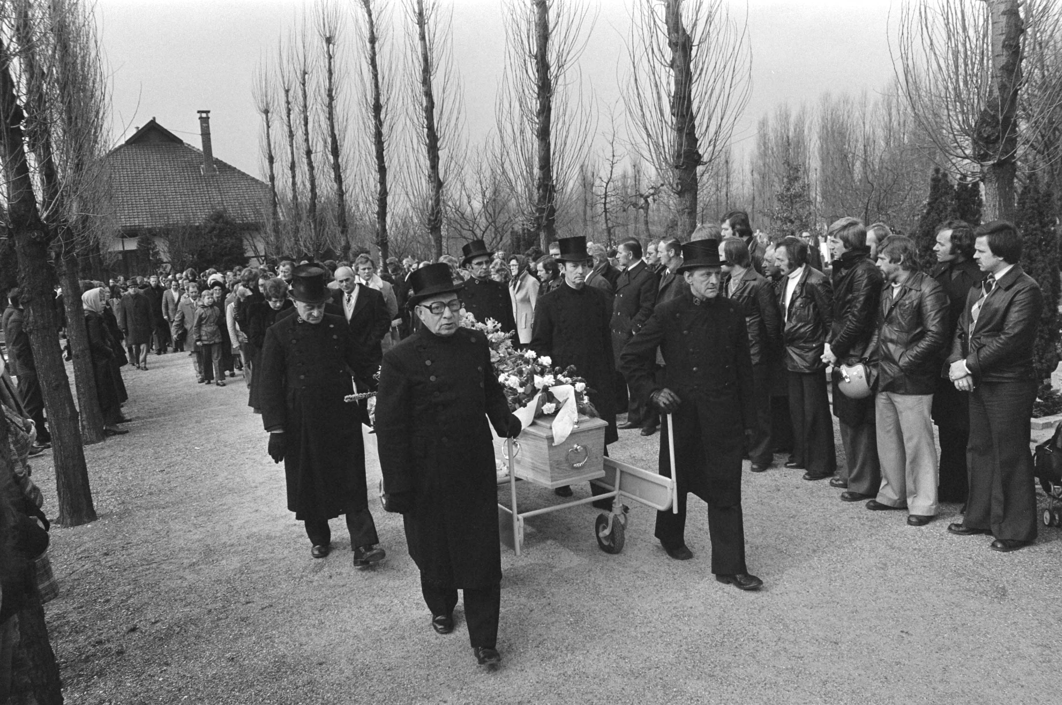 Fotocollectie Anefo — Vermoorde taxichauffeur Gerard Hofstede in Den Haag begraven; grote drukte (taxichauffeurs) op begraafplaats — Foto: Mieremet, Rob / Anefo. Licentie: Set B: Rechtenvrij / Publiek Domein. Bron: Nationaal Archief. http://hdl.handle.net/10648/ac7ed646-d0b4-102d-bcf8-003048976d84