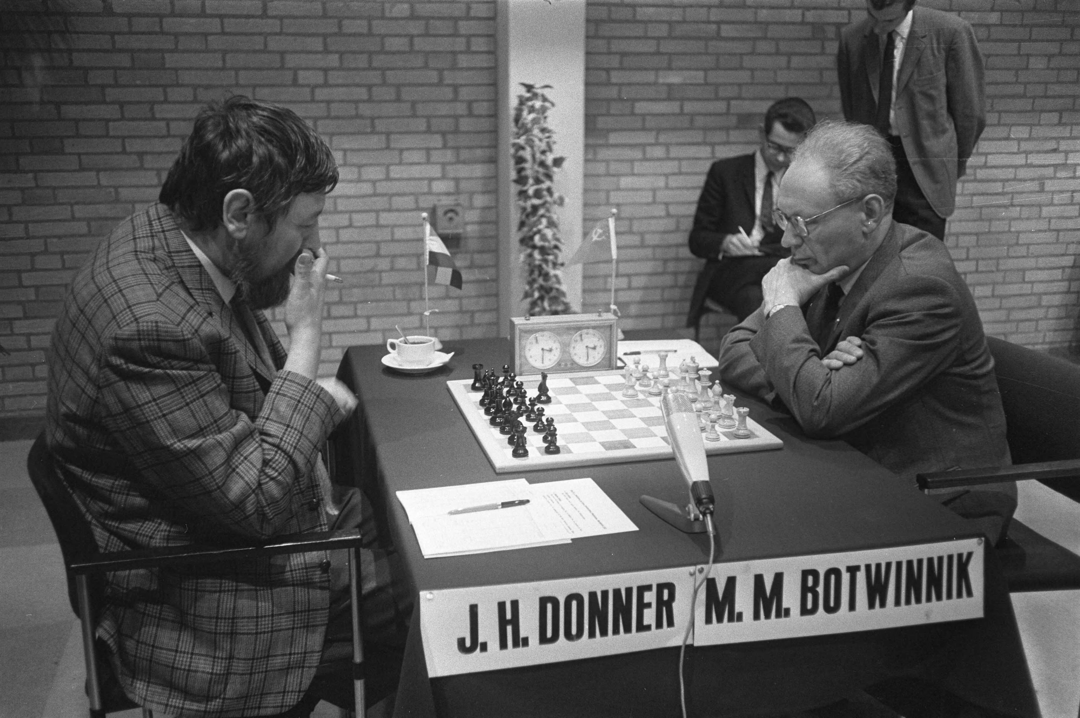 Schaakvierkamp 1970 in Leiden — Schaakvierkamp 1970 in Leiden. Donner (links) en Botvinnik — Foto: Fotograaf Onbekend / Anefo. Licentie: Set B: Rechtenvrij / Publiek Domein. Bron: Nationaal Archief. http://hdl.handle.net/10648/ab946764-d0b4-102d-bcf8-003048976d84