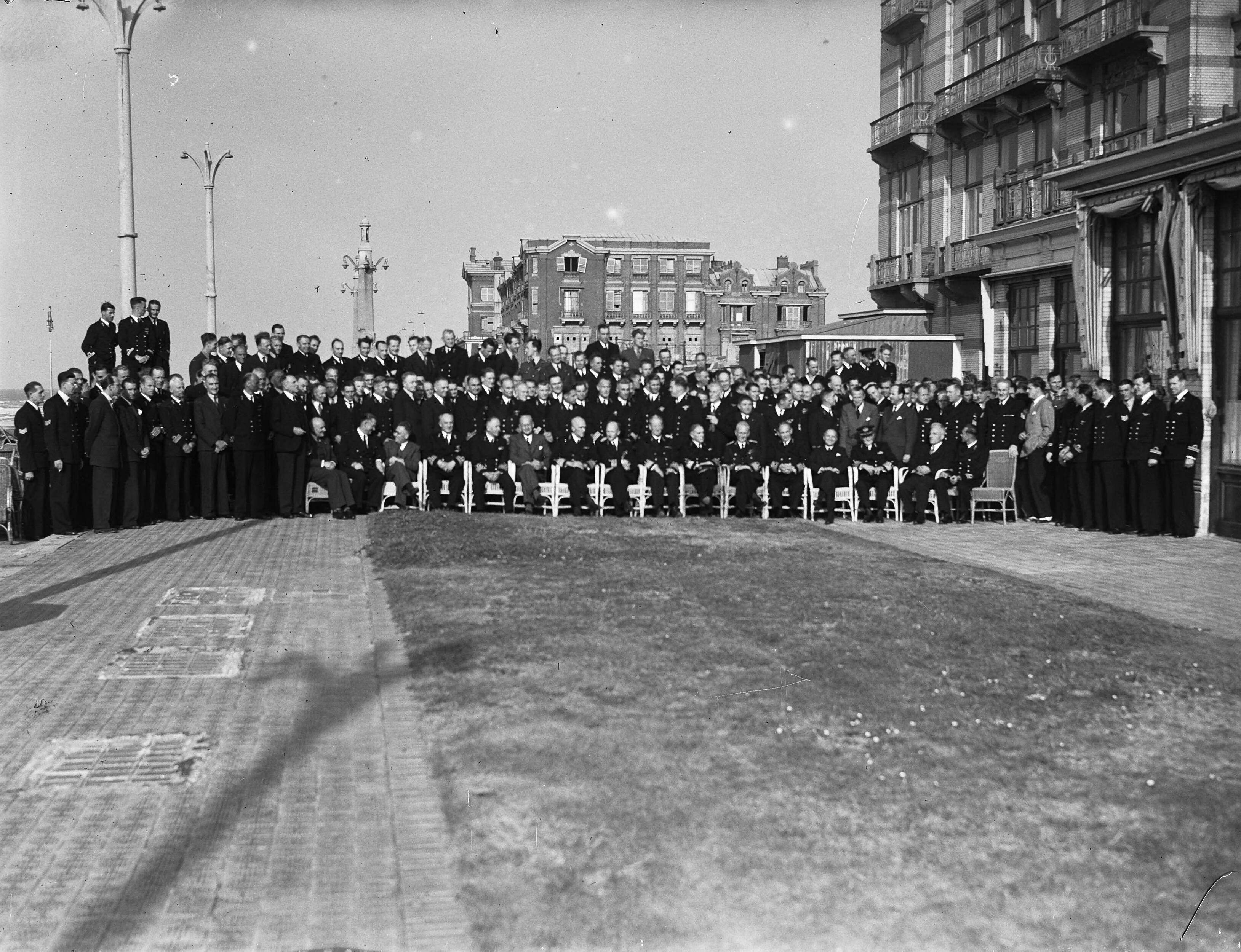 Fotocollectie Anefo — Herdenking 30-jarig bestaan MLD (Marine Luchtvaartdienst) in de Grote Kerk te Den Haag — Foto: Noske, J.D. / Anefo. Licentie: Set B: Rechtenvrij / Publiek Domein. Bron: Nationaal Archief. http://hdl.handle.net/10648/a8adc90a-d0b4-102d-bcf8-003048976d84
