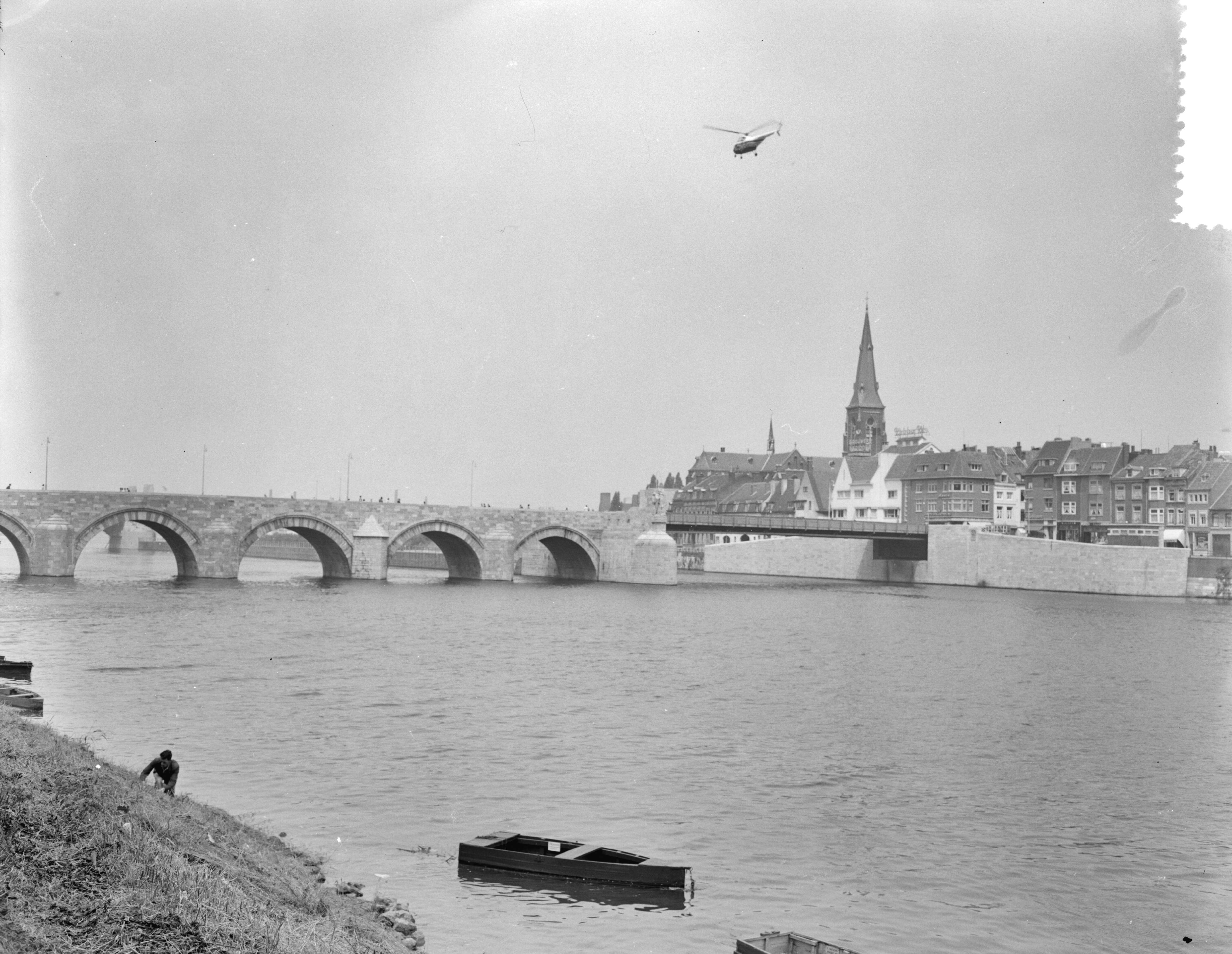Fotocollectie Anefo — Stadsgezichten Maastricht. Sint Servaasbrug — Foto: Pot, Harry / Anefo. Licentie: Set B: Rechtenvrij / Publiek Domein. Bron: Nationaal Archief. http://hdl.handle.net/10648/a9371d22-d0b4-102d-bcf8-003048976d84