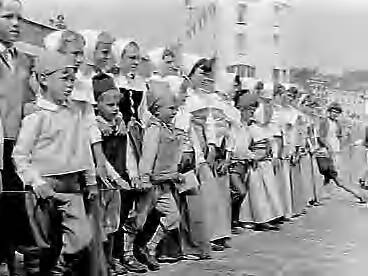 Fotocollectie Anefo — Verkoop De Ruyterzegels in Vlissingen, Vlissingse schoolkinderen opgesteld in de Voorhaven te Vlissingen — Foto: Behrens, Herbert F. / Anefo. Licentie: Set B: Rechtenvrij / Publiek Domein. Bron: Nationaal Archief. http://hdl.handle.net/10648/a963b058-d0b4-102d-bcf8-003048976d84