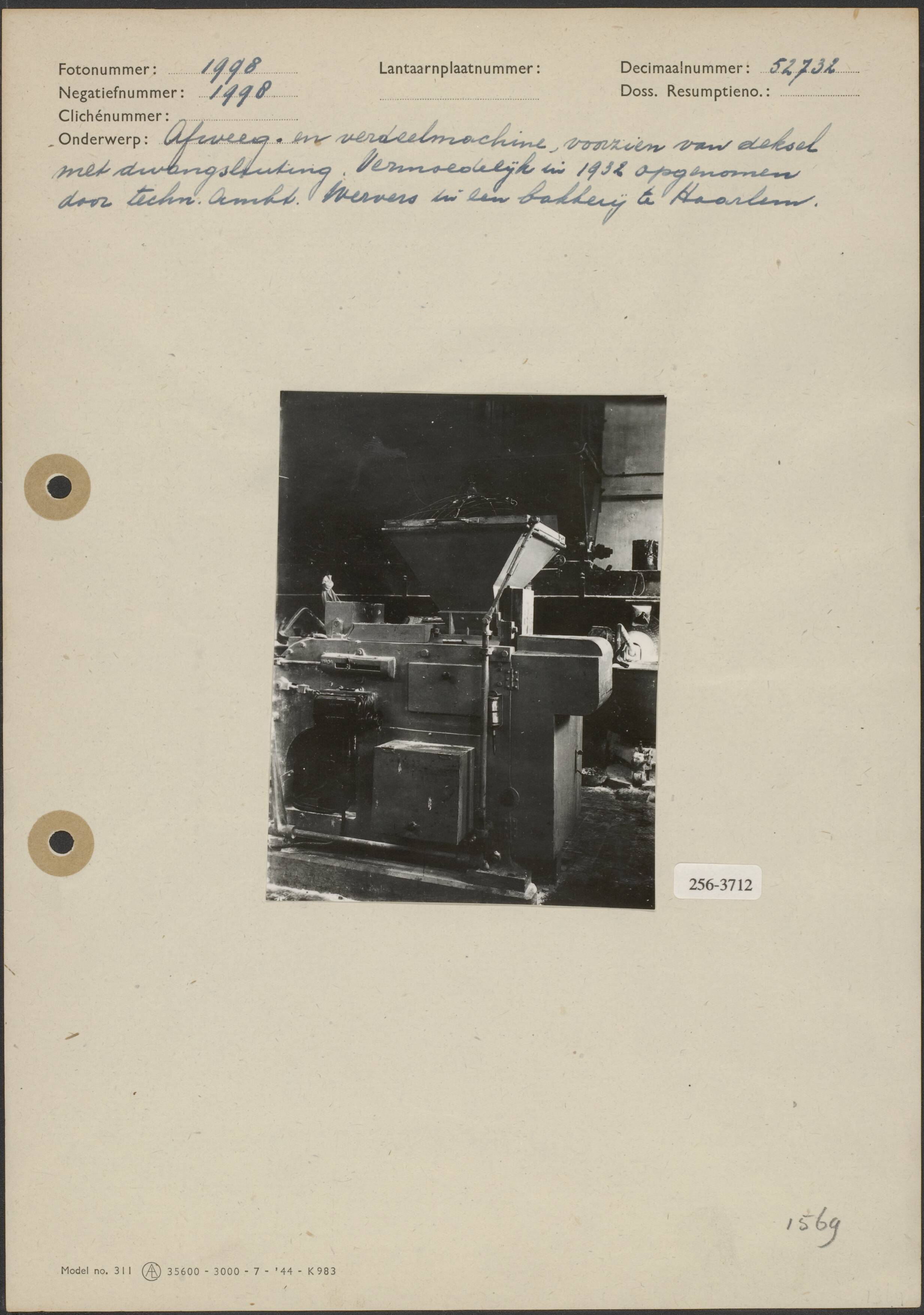 Fotocollectie Arbeidsinspectie — Afweeg- en verdeelmachine, voorzien van deksel met dwangsluiting; foto is gemaakt in een bakkerij te Haarlem — Foto: Wervers, [...] / Arbeidsinspectie. Licentie: Set B: Rechtenvrij / Publiek Domein. Bron: Nationaal Archief. http://hdl.handle.net/10648/b069dcc4-d0b4-102d-bcf8-003048976d84