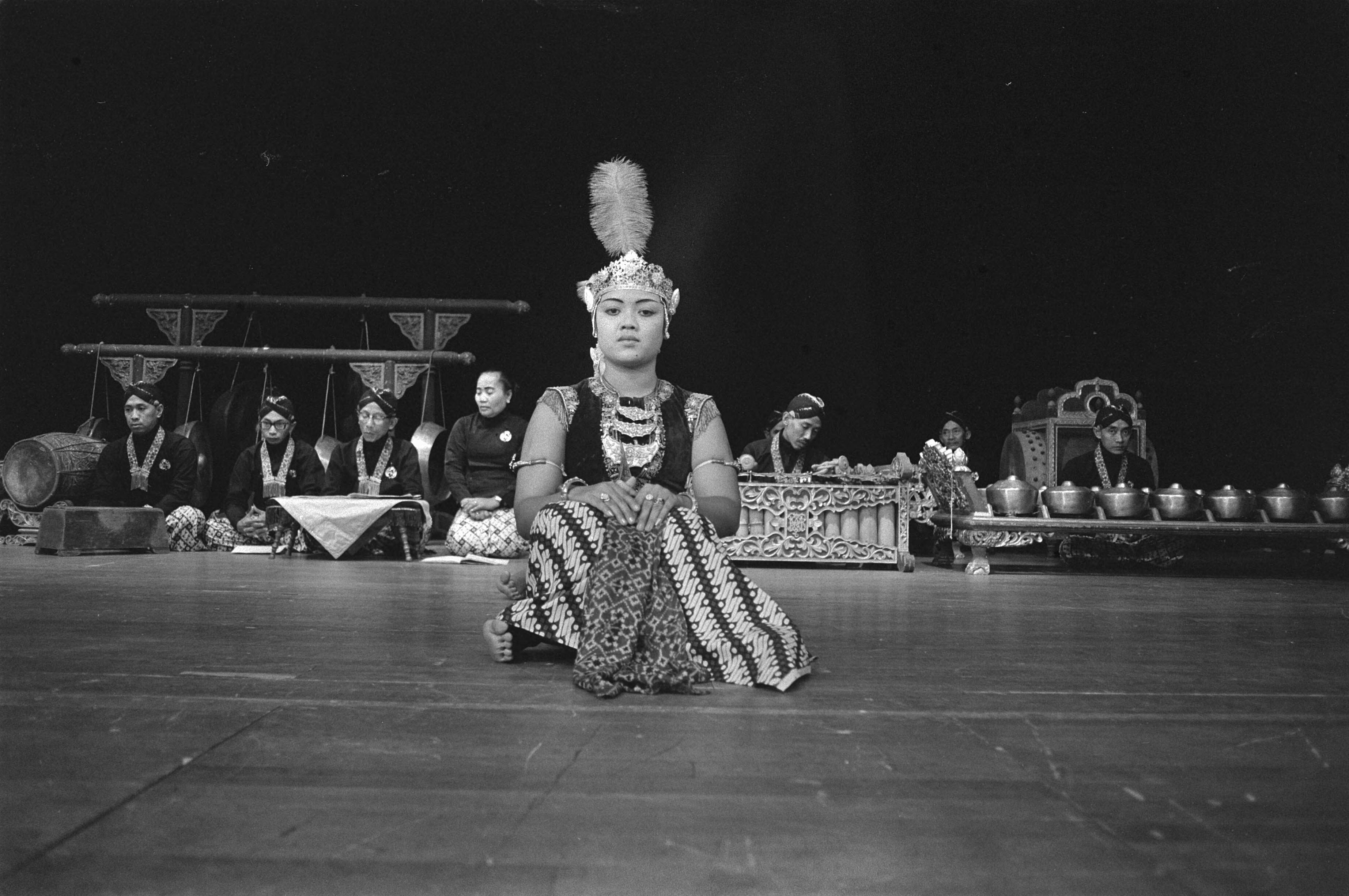Repetitie voor een optreden in Den Haag van de Koninklijke Javaanse — Danseres — Foto: Fotograaf Onbekend / Anefo. Licentie: Set B: Rechtenvrij / Publiek Domein. Bron: Nationaal Archief. http://hdl.handle.net/10648/abb996b0-d0b4-102d-bcf8-003048976d84
