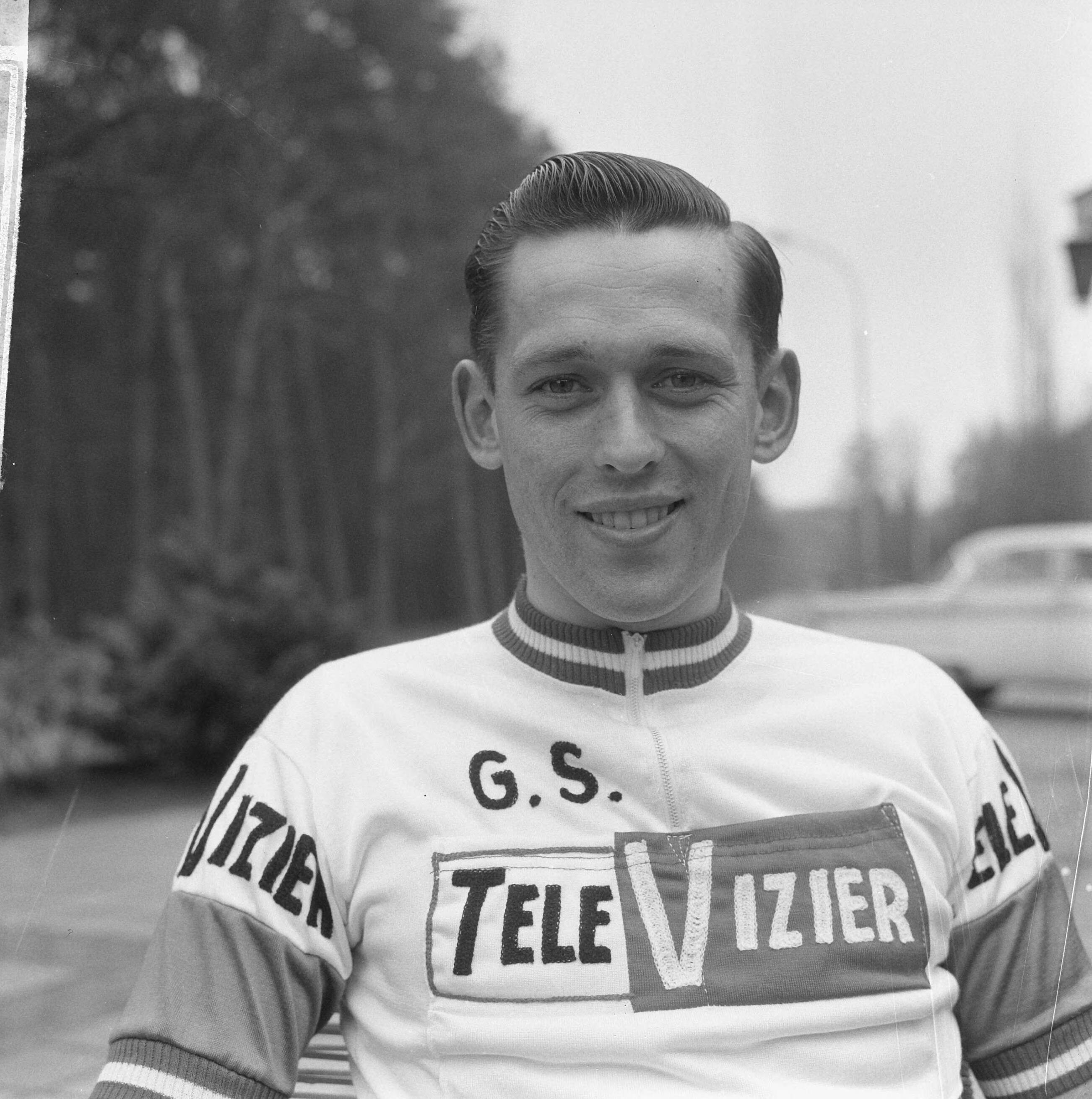 Fotocollectie Anefo — Nederlandse wielerploeg voor de Tour de France 1964 gepresenteerd, Dick Groeneweg — Foto: Pot, Harry / Anefo. Licentie: Set B: Rechtenvrij / Publiek Domein. Bron: Nationaal Archief. http://hdl.handle.net/10648/aa60f826-d0b4-102d-bcf8-003048976d84