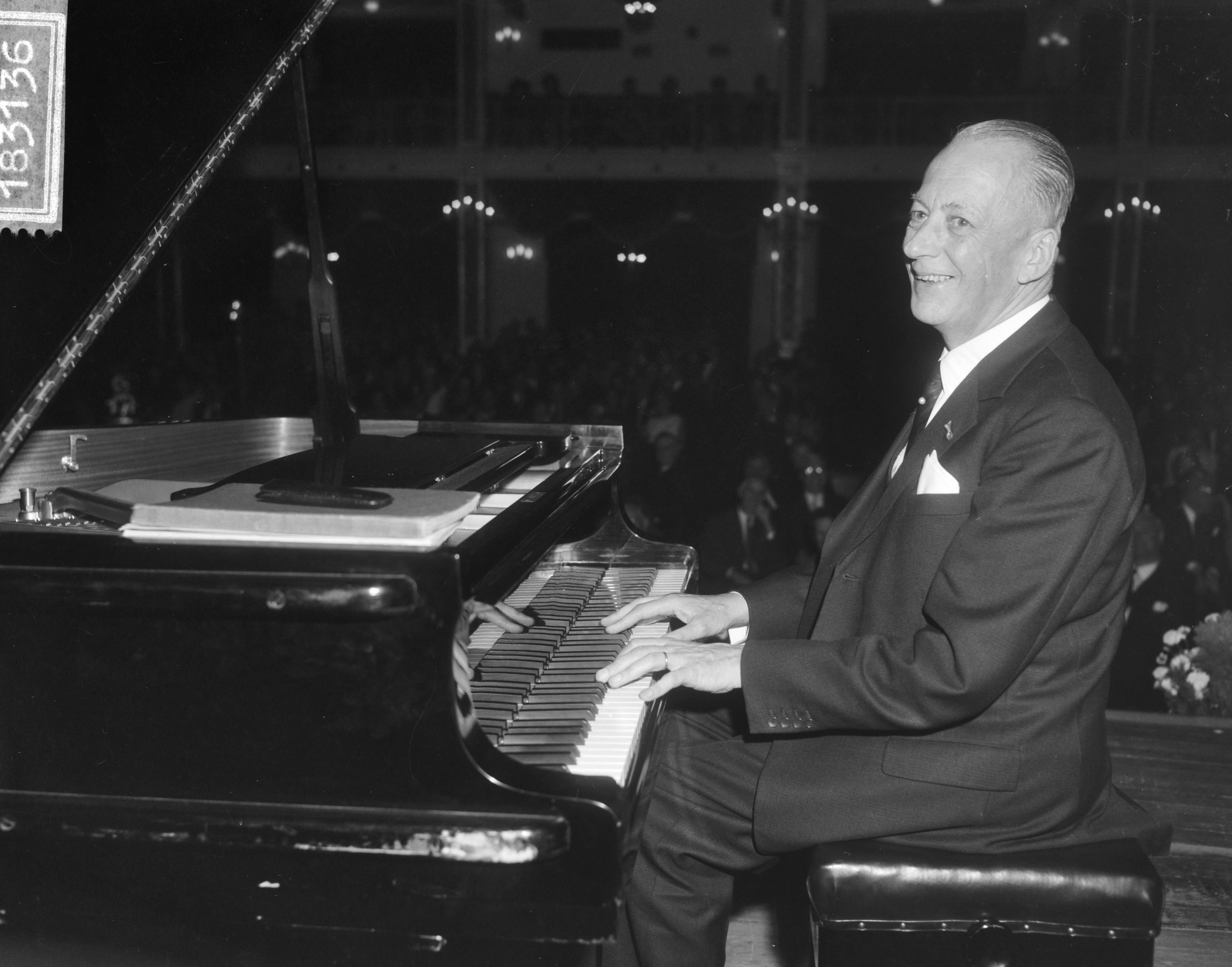 Viering van het tienjarig jubileum van het Nederlands Genootschap van Burgemeesters in het Kurhaus te Scheveningen — Burgemeester van Utrecht C.J.A. de Ranitz tijdens een piano-recital — Foto: Bilsen, Joop van / Anefo. Licentie: Set B: Rechtenvrij / Publiek Domein. Bron: Nationaal Archief. http://hdl.handle.net/10648/aac66030-d0b4-102d-bcf8-003048976d84