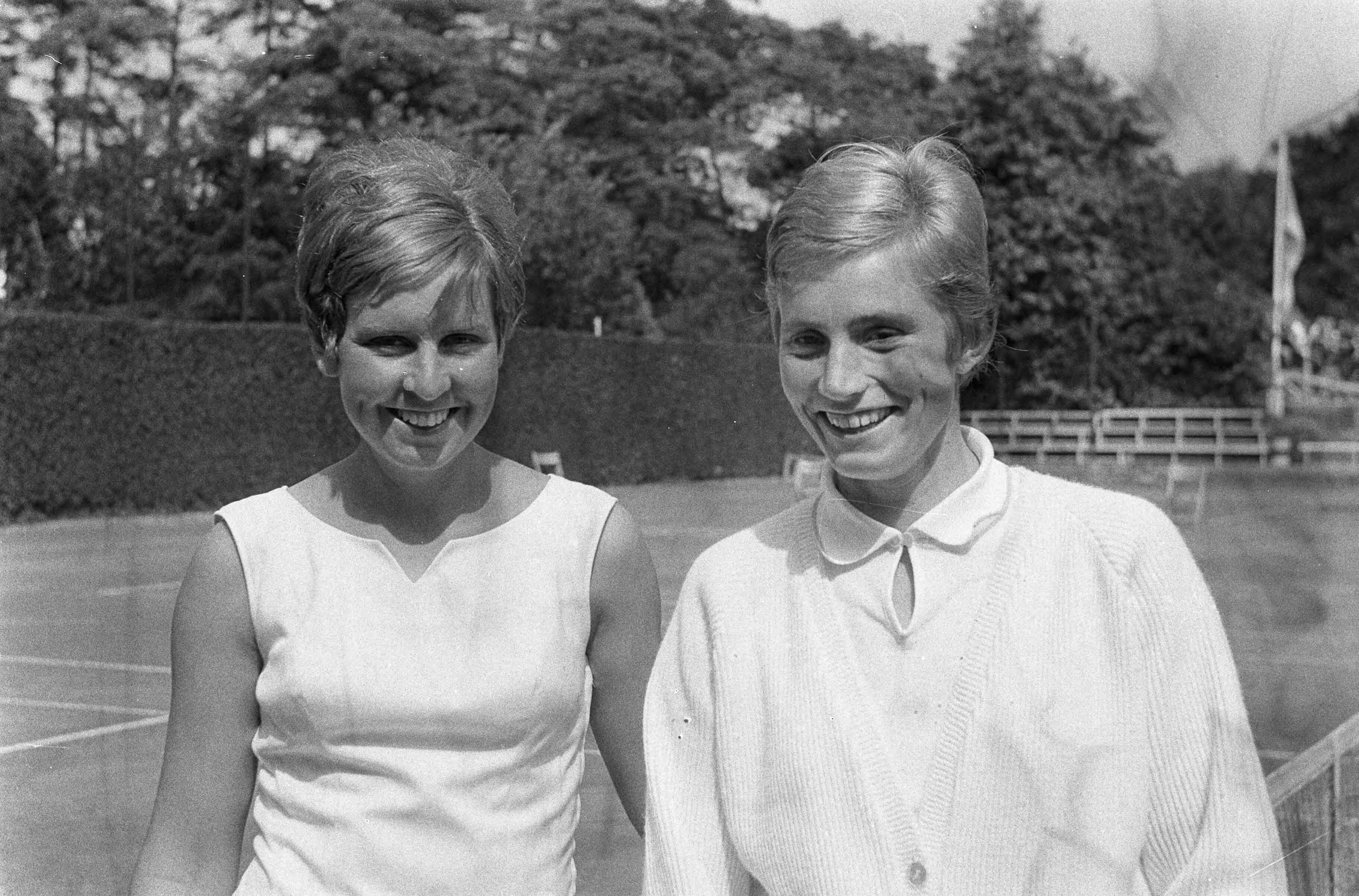 Fotocollectie Anefo — International tenniskampioenschappen te Hilversum, links Annette van Zijl en Trudy Groenman , beide in de finale — Foto: Bilsen, Joop van / Anefo. Licentie: Set B: Rechtenvrij / Publiek Domein. Bron: Nationaal Archief. http://hdl.handle.net/10648/aaf3adb0-d0b4-102d-bcf8-003048976d84
