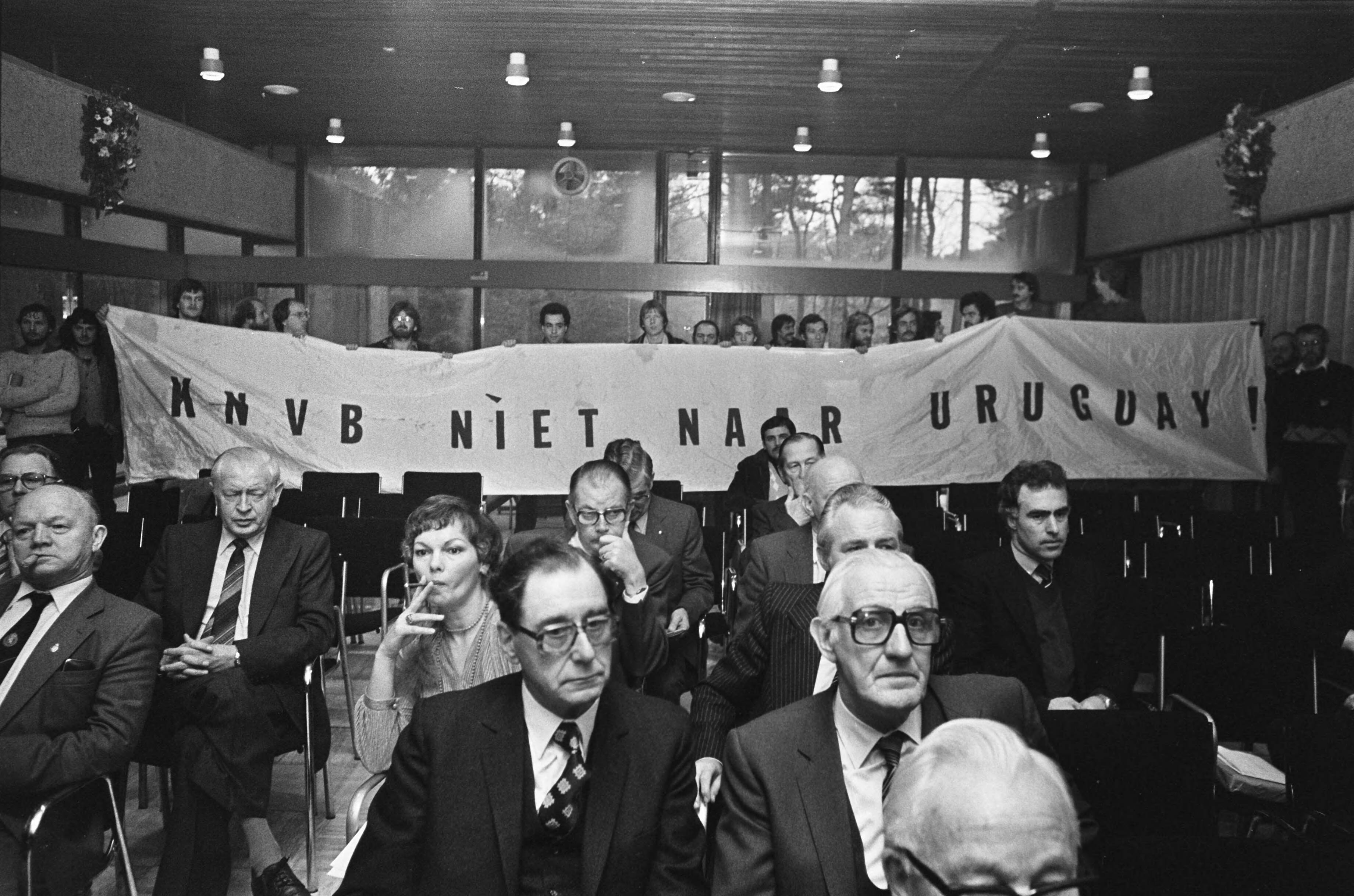 Fotocollectie Anefo — KNVB-Bondsvergadering in Zeist, tijdens vergadering werd gedemonstreerd tegen deelname van het Nederlands elftal aan de mini-WK te Uruguay — Foto: Bogaerts, Rob / Anefo. Licentie: Set B: Rechtenvrij / Publiek Domein. Bron: Nationaal Archief. http://hdl.handle.net/10648/acf02170-d0b4-102d-bcf8-003048976d84