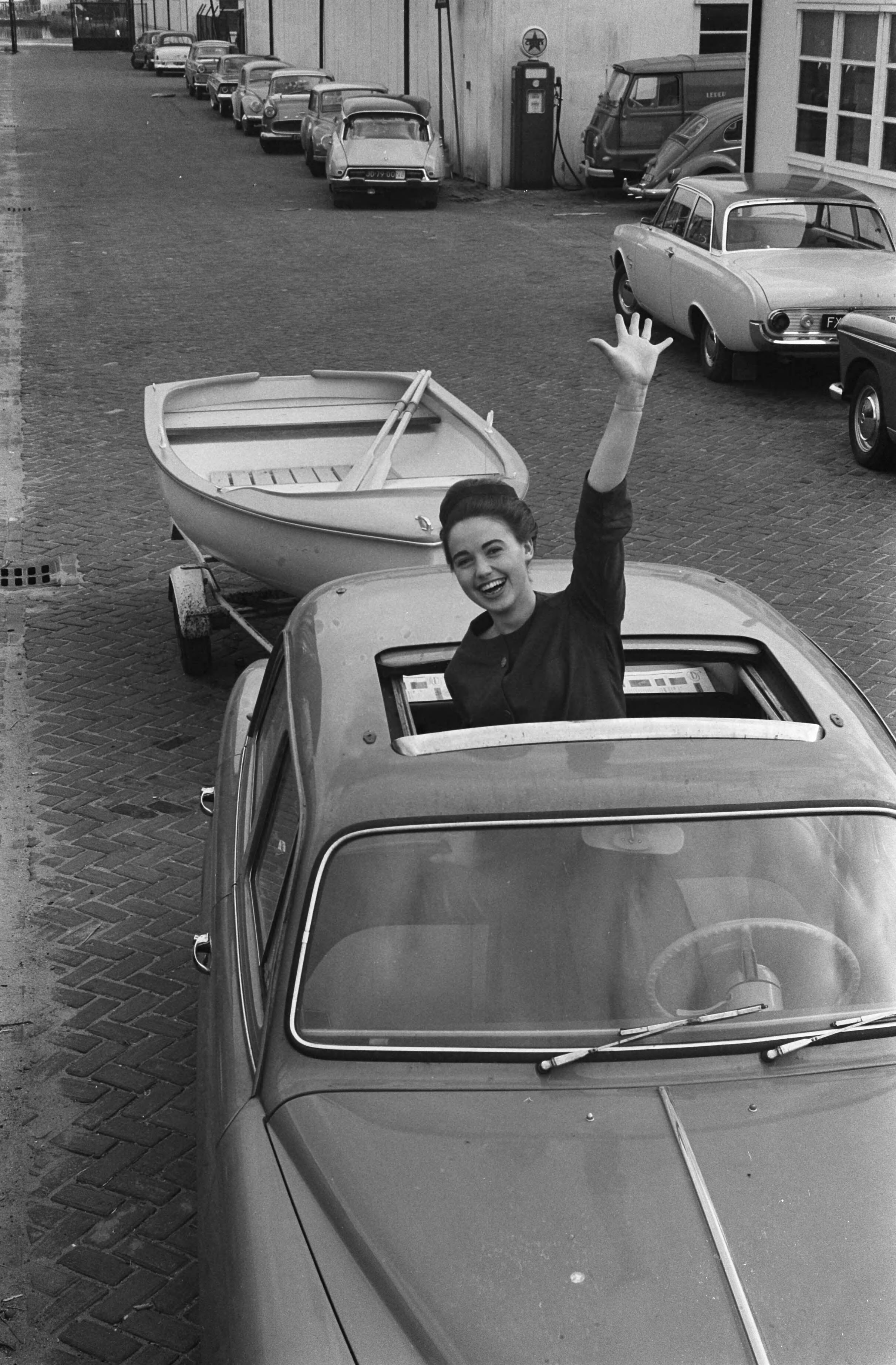 Fotocollectie Anefo — Tentoonstelling MacroPlastic 1962 in de Jaarbeurs te Utrecht, de firma Zaco geeft demonstratie met de Multi Purpose spray Unit. Na een uur kan het bootje het water op — Foto: Pot, Harry / Anefo. Licentie: Set B: Rechtenvrij / Publiek Domein. Bron: Nationaal Archief. http://hdl.handle.net/10648/aa1bd62e-d0b4-102d-bcf8-003048976d84