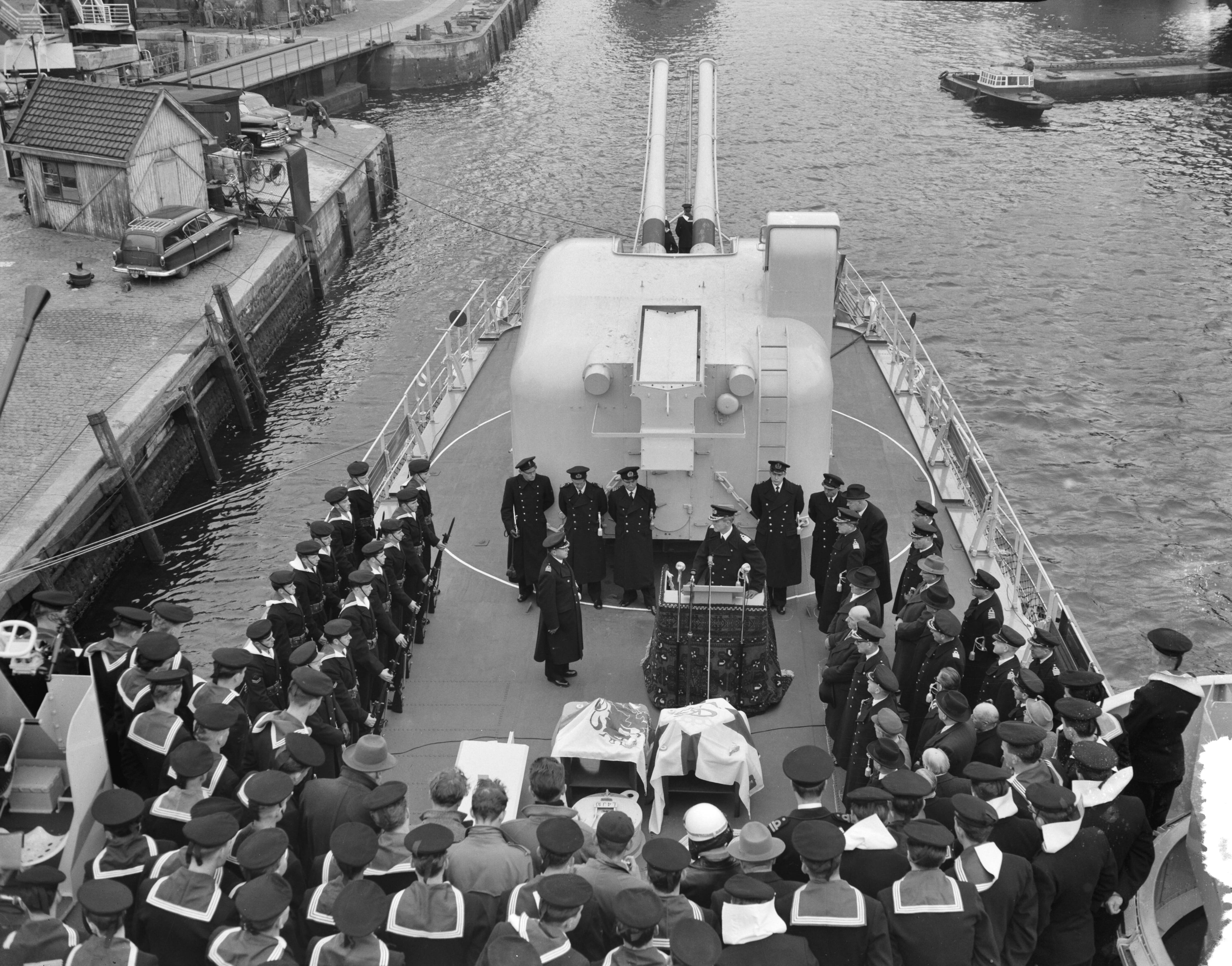Fotocollectie Anefo — Indienststelling Hr. Ms. onderzeebootjager "Limburg" bij "De Schelde" te Vlissingen. Hijsen van de vlag. Commandant kapitein-luitenant-ter zee P.L.M. van Geen — Foto: Rossem, Wim van / Anefo. Licentie: Set B: Rechtenvrij / Publiek Domein. Bron: Nationaal Archief. http://hdl.handle.net/10648/a951f0de-d0b4-102d-bcf8-003048976d84
