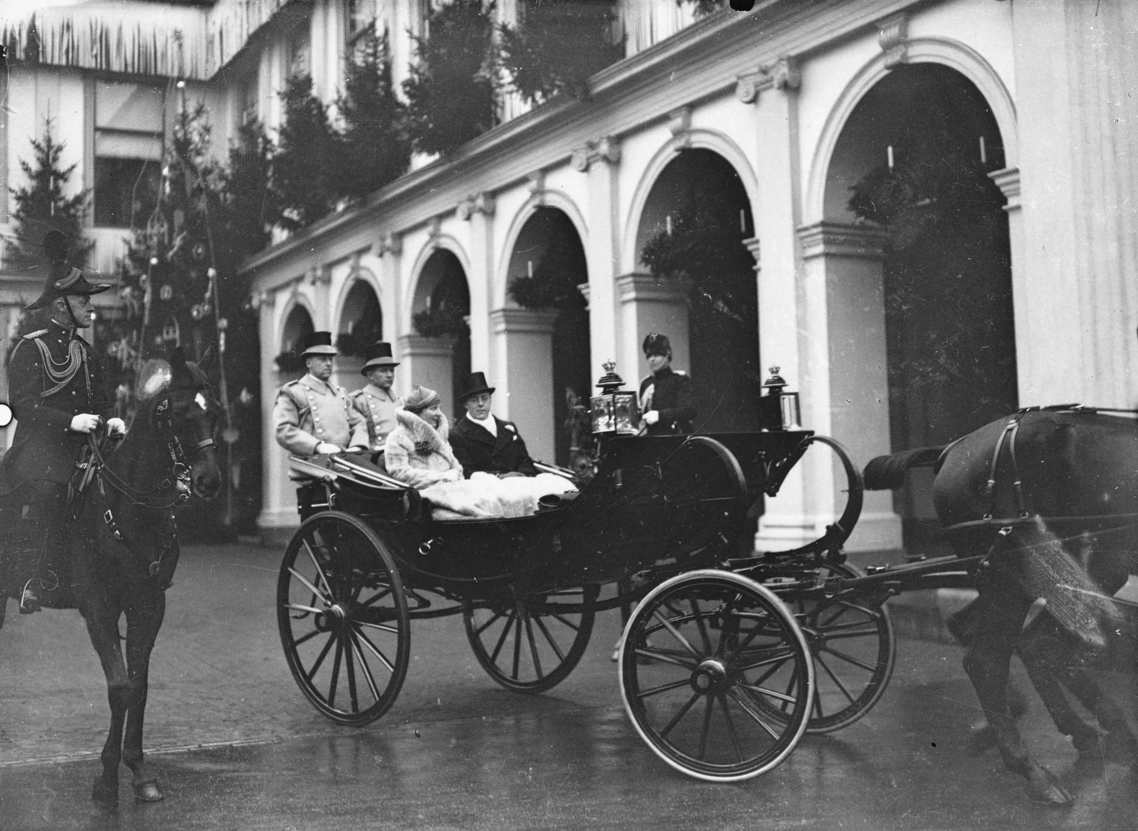 Fotocollectie RVD / Koninklijk Huis — Prinses Juliana met prins Bernhard vertrekken per open koets vanaf paleis Noordeinde voor een rijtoer door Den Haag, dinsdag 29 december 1936 — Foto: Rousel (repro) / RVD. Licentie: Set B: Rechtenvrij / Publiek Domein. Bron: Nationaal Archief. http://hdl.handle.net/10648/afb5eef8-d0b4-102d-bcf8-003048976d84
