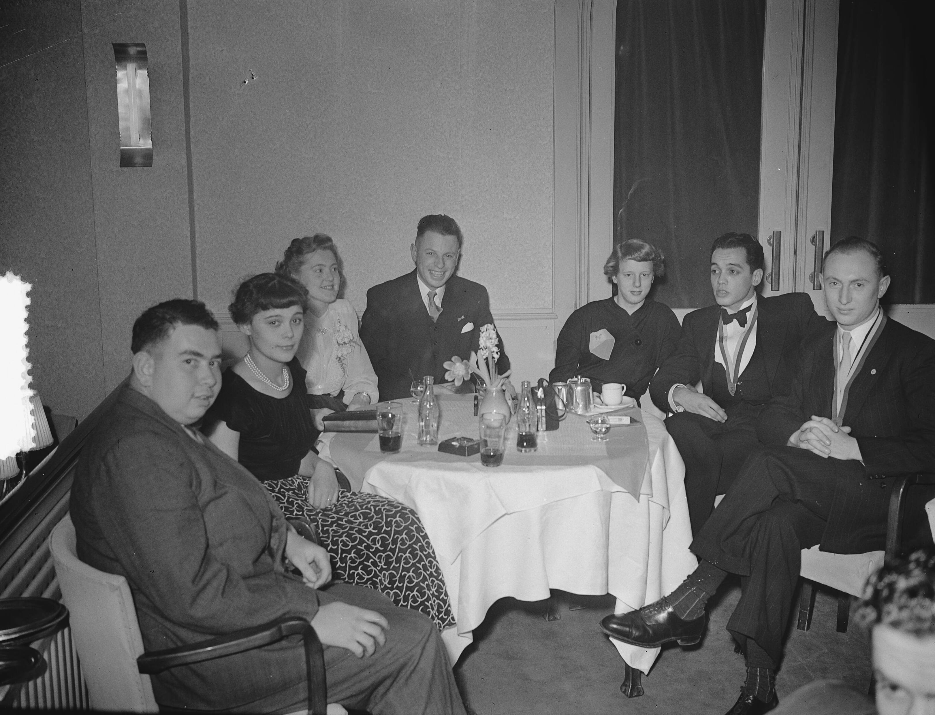 MTS Den Haag jubileum — MTS Den Haag jubileum. Balavond — Foto: Bilsen, Joop van / Anefo. Licentie: Set B: Rechtenvrij / Publiek Domein. Bron: Nationaal Archief. http://hdl.handle.net/10648/a8f47422-d0b4-102d-bcf8-003048976d84