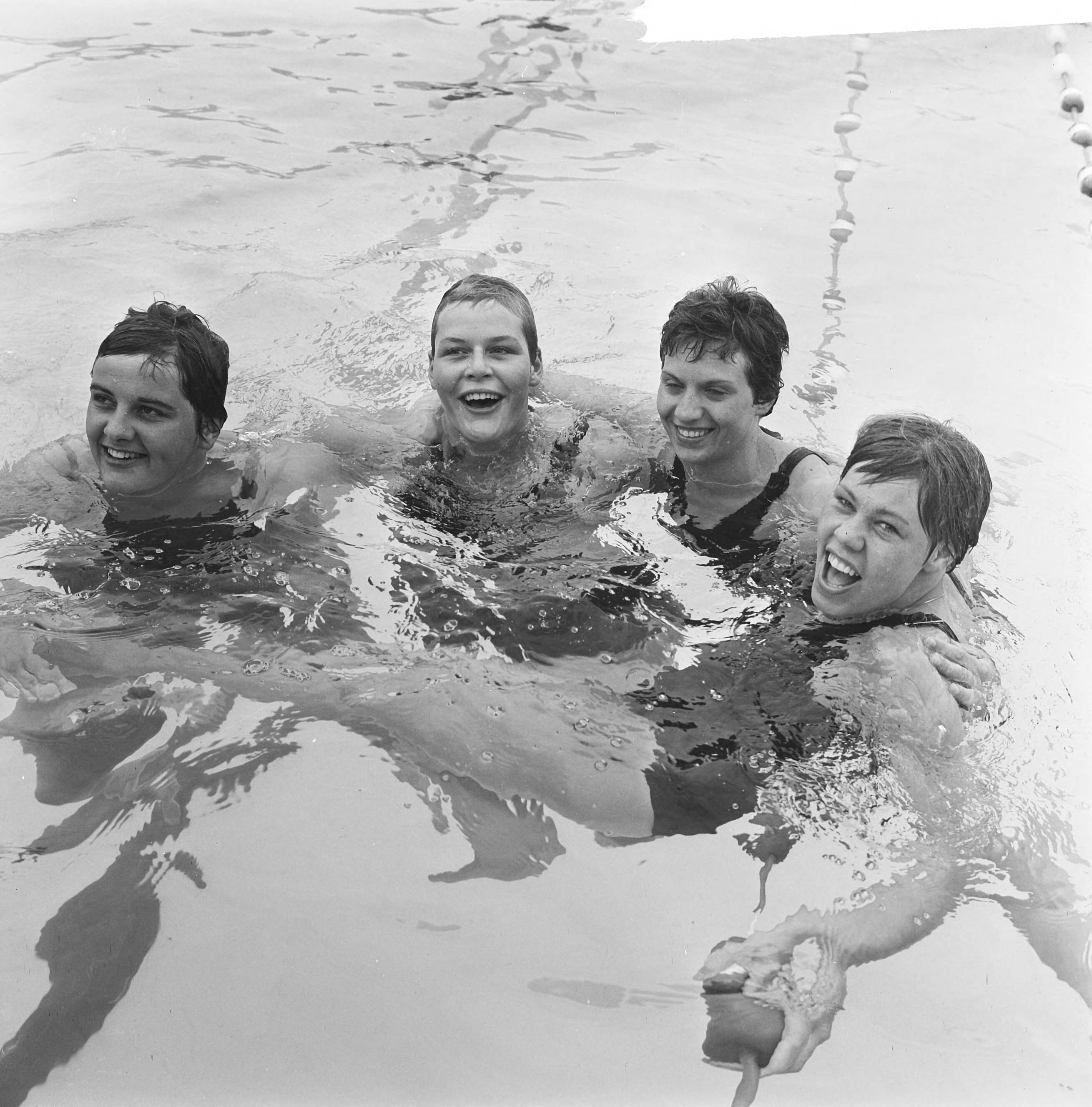 Fotocollectie Anefo — Zweminterland Nederland tegen Engeland te Groningen, Nederlandse dames 4x 100 meter wisselslag wereldrecord, v.l.n.r. Erica Terpstra, Ada Kok, Ria van Velsen en Klenie Bimolt — Foto: Koch, Eric / Anefo. Licentie: Set B: Rechtenvrij / Publiek Domein. Bron: Nationaal Archief. http://hdl.handle.net/10648/aa6eec7e-d0b4-102d-bcf8-003048976d84